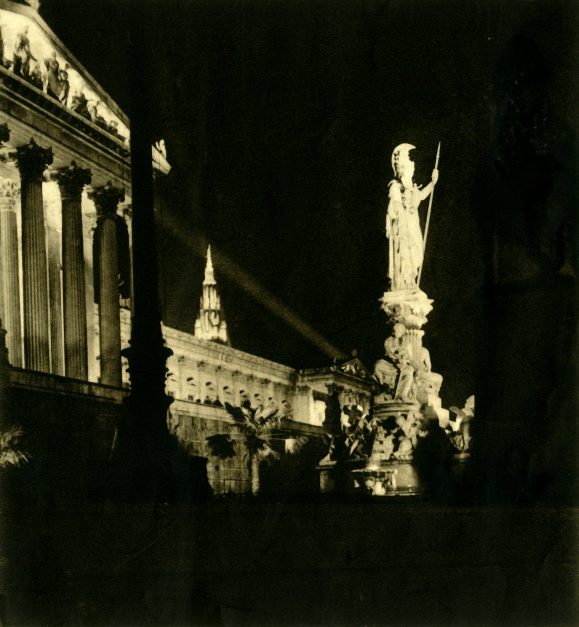 Az osztrák parlament épülete éjjel, Bécs, Ausztria, 1935. alkotó: Unbekannt
