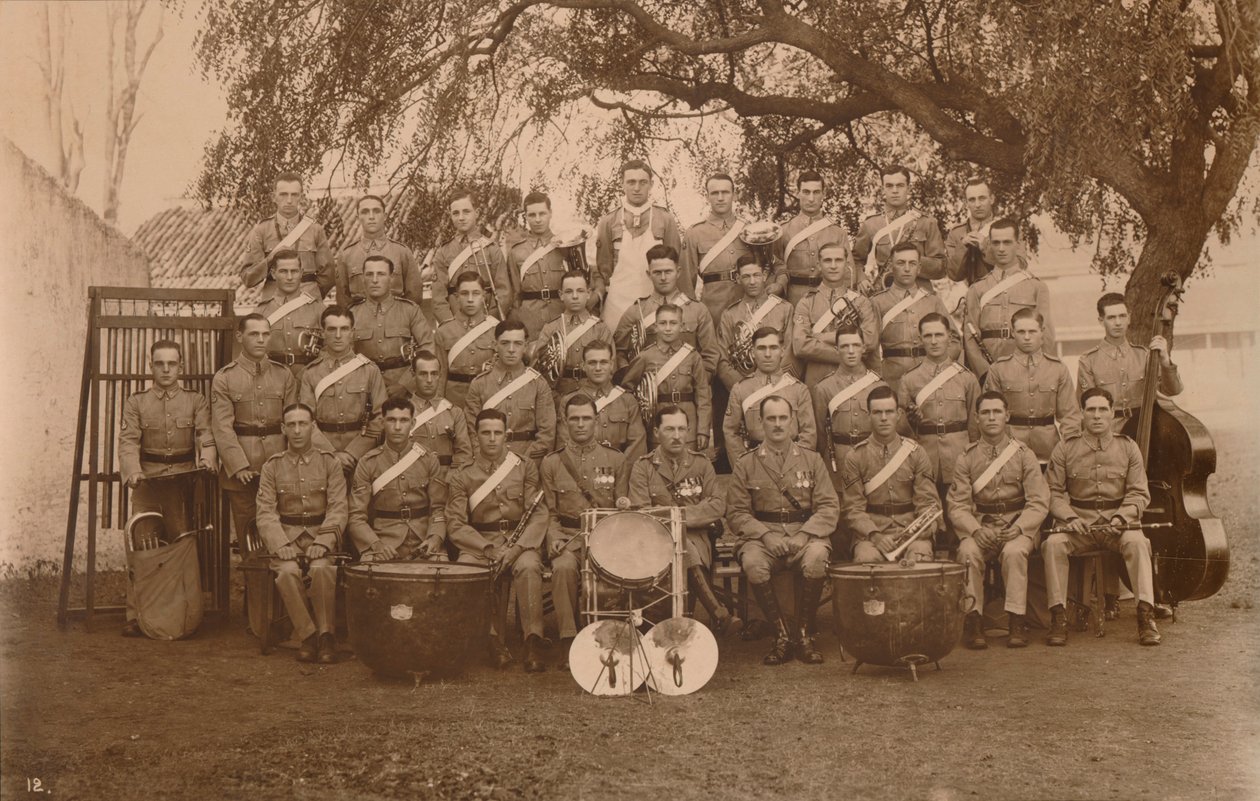 Az első zászlóalj zászlóalj bandája, a Queens saját királyi West Kent ezredje. Poona, India, 1 alkotó: Unbekannt