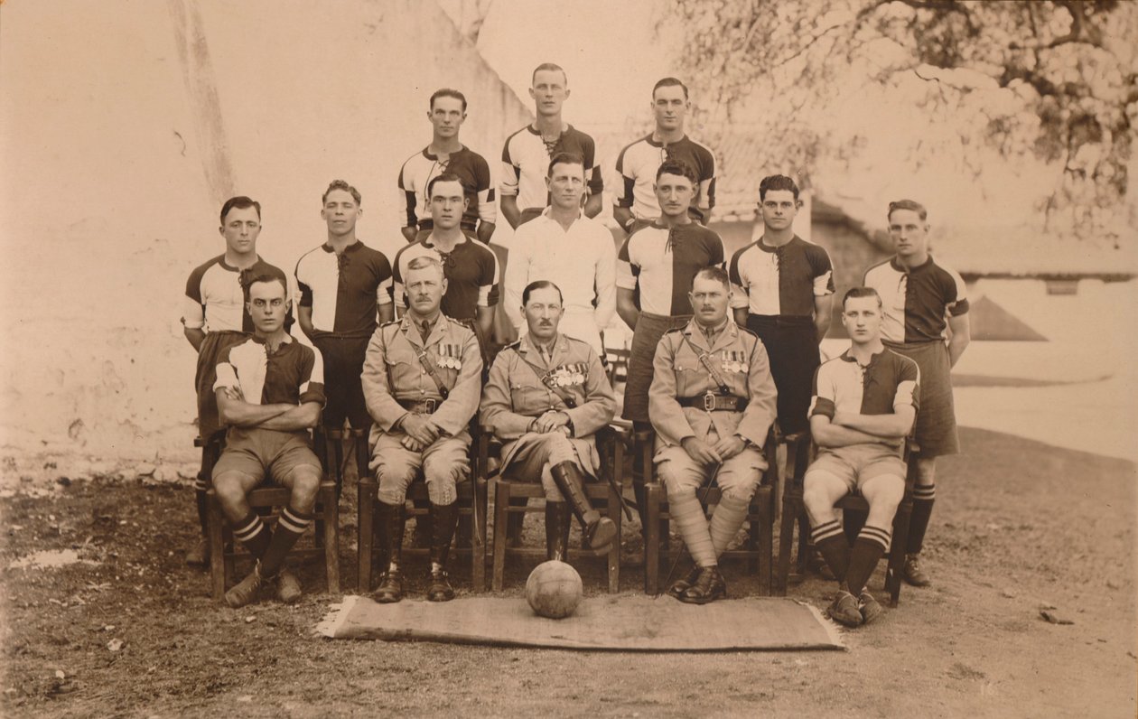 Az első zászlóalj zászlóalj futballcsapata, a Queens saját királyi West Kent ezrede. Poona, alkotó: Unbekannt