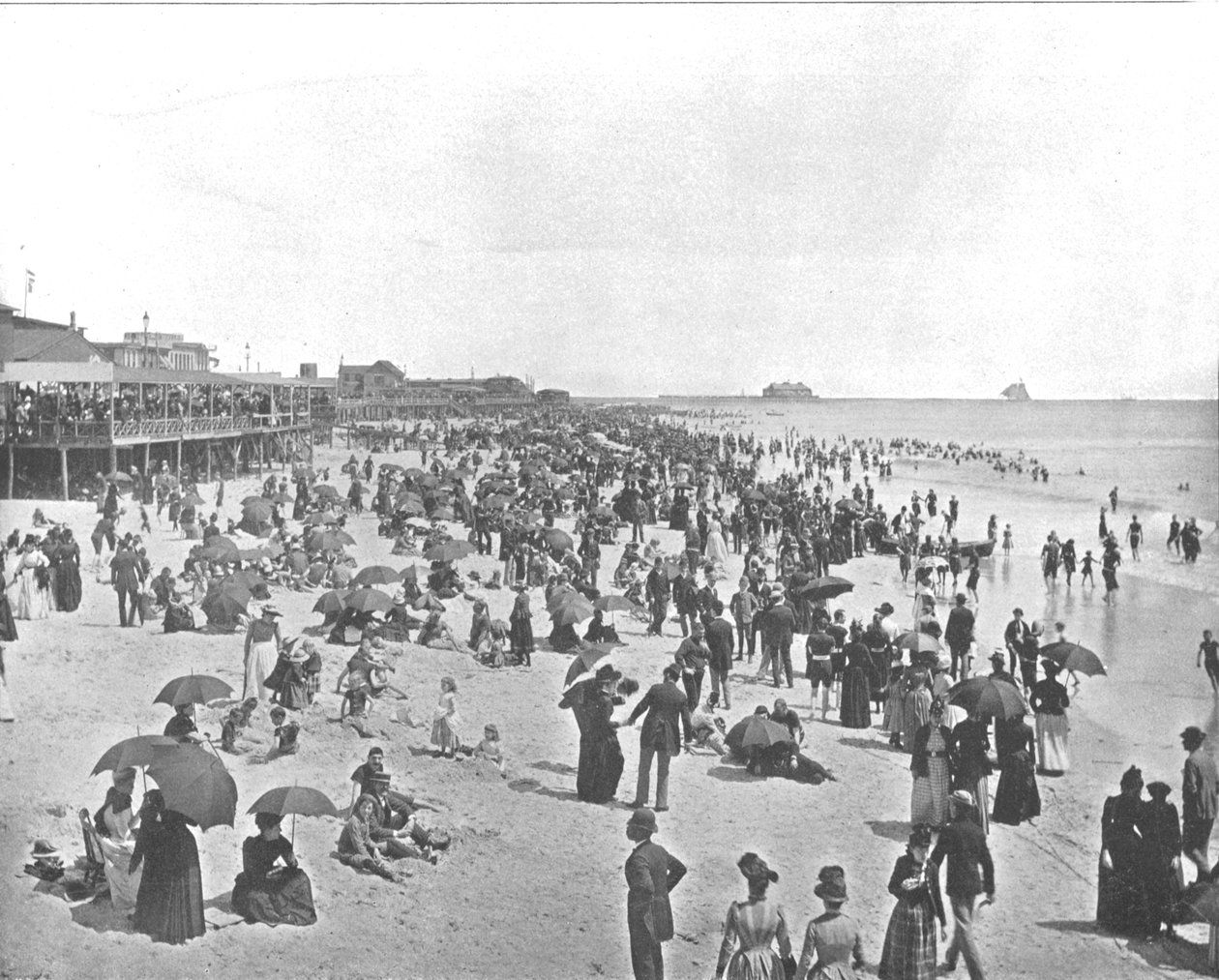 The Beach at Atlantic City, New Jersey, USA, 1900. alkotó: Unbekannt