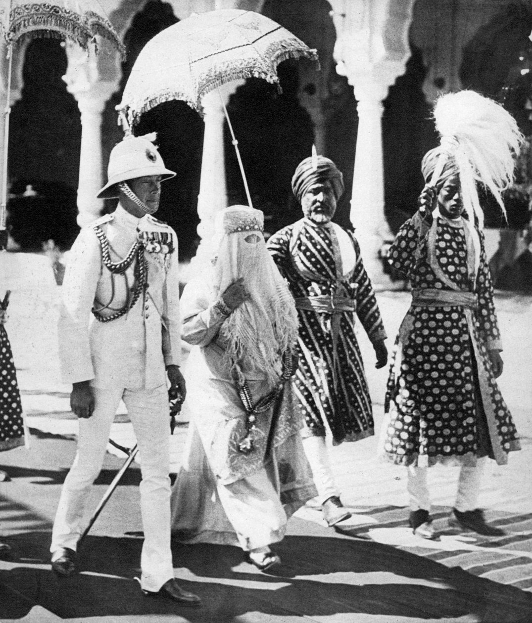 A bhopali Begum elkíséri a walesi herceget az indiai Durbar Hallba, 1921 alkotó: Unbekannt