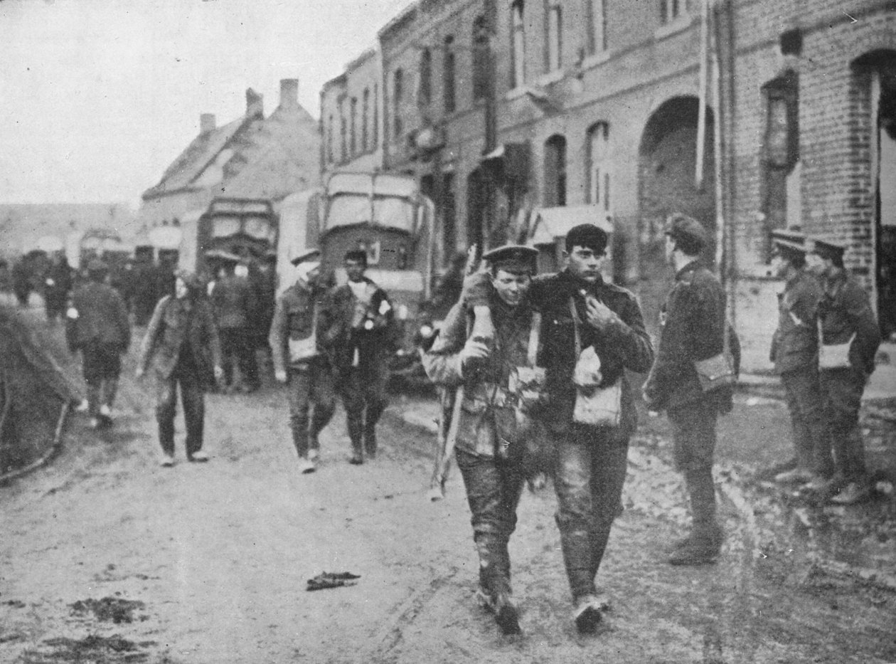 A brit sebesültek visszatértek az öltözőállomásra egy támadás után, 1915 alkotó: Unbekannt