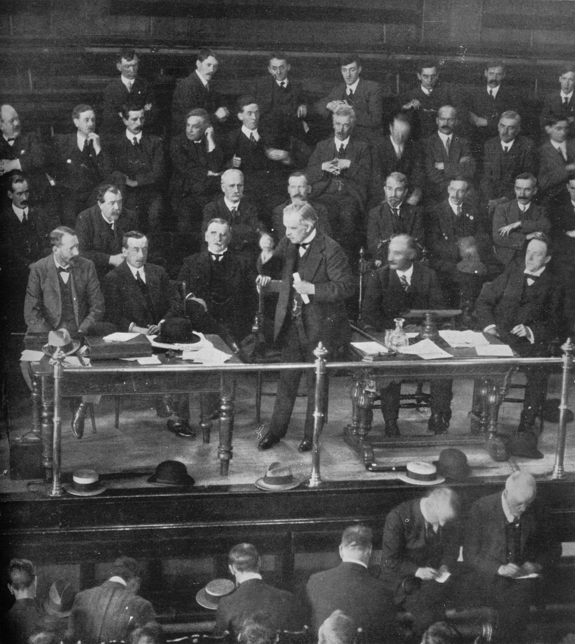 A széncsapás: Mr. Lloyd George a bányászok képviselőihez szól Cardiffban, 1915 alkotó: Unbekannt