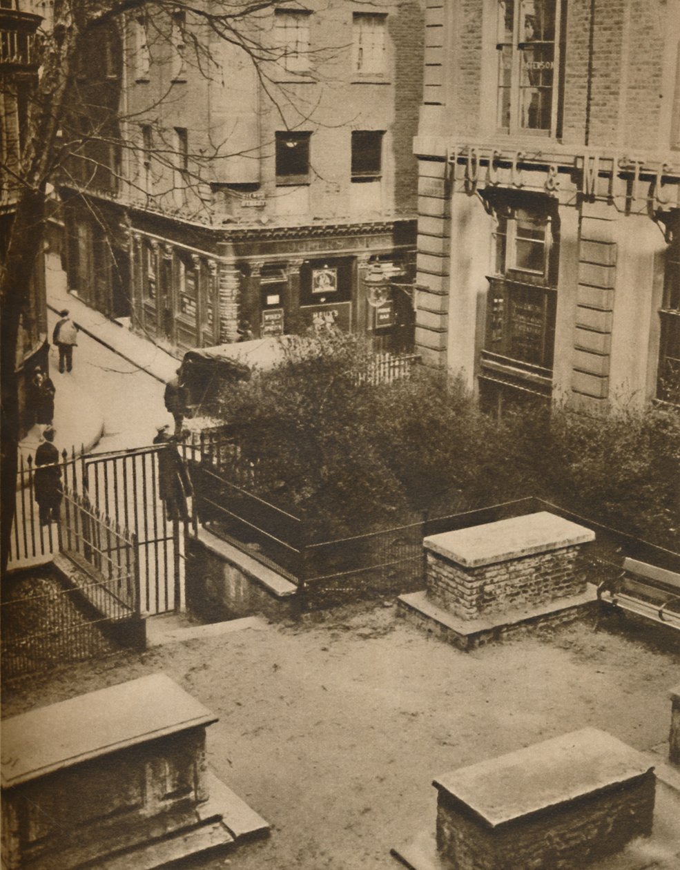 The Coopers Arms from the Churchyard of St. Olaves, Silver Street, c1935. alkotó: Unbekannt