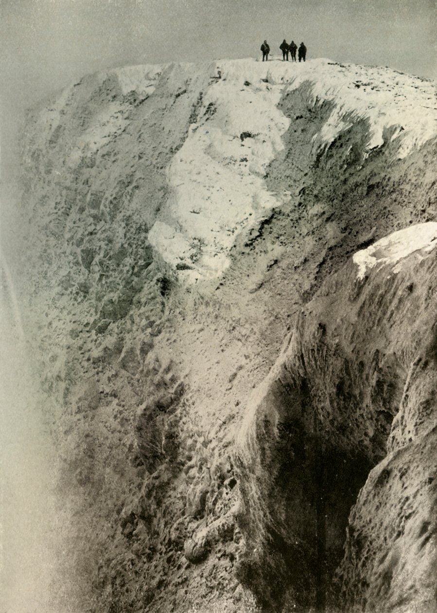 Az Erebus krátere, 900 láb mély és fél mérföld széles, 1908, 1909. alkotó: Unbekannt