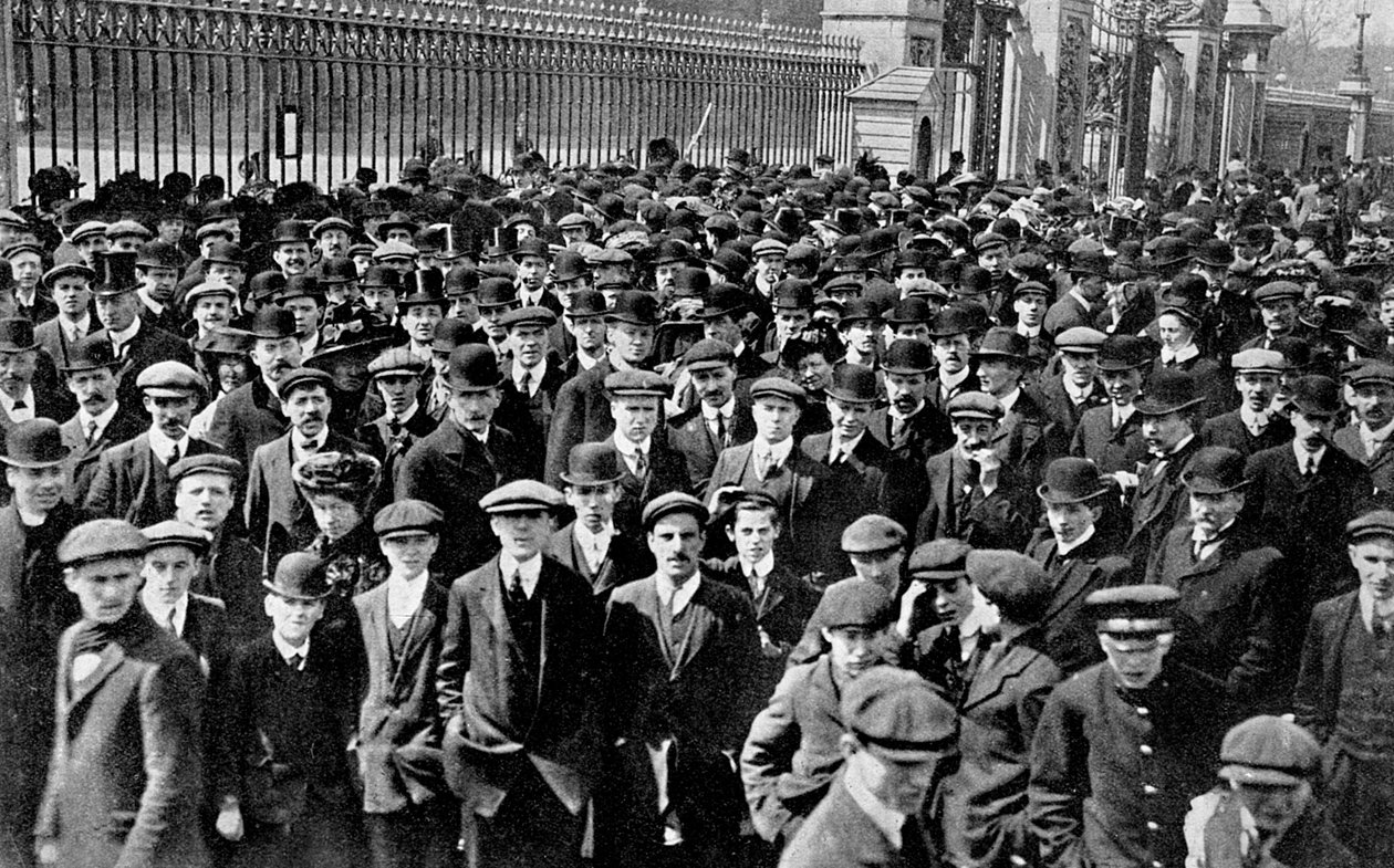 A tömeg a Buckingham-palota előtt, A Nations Apprehension, 1910 alkotó: Unbekannt