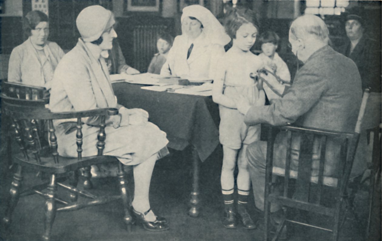 Az orvos egy gyermek szívverését hallgatja, 1935 alkotó: Unbekannt