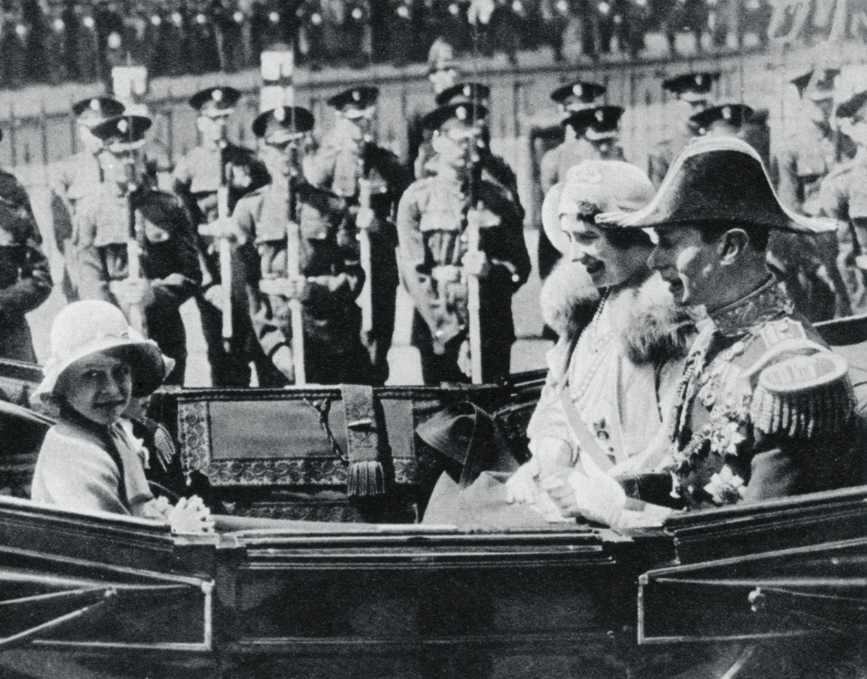 York hercege és hercegné lányaikkal elhagyja a Szent Pál-székesegyházat, 1935, 1937 alkotó: Unbekannt