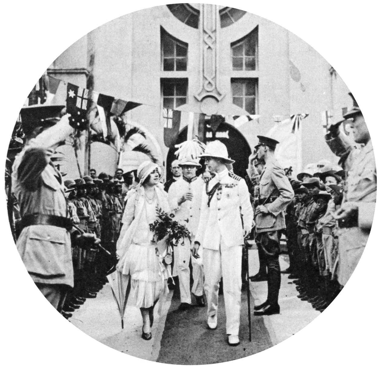 York hercege és hercegnője meglátogatja Benbow admirális sírját, Kingston, Jamaica, 1927, 1937 alkotó: Unbekannt