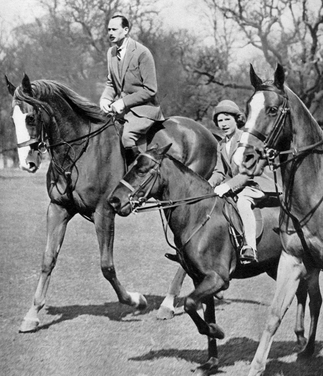 Gloucester hercege Erzsébet hercegnővel lovagol a Windsor Great Parkban, 1936 alkotó: Unbekannt