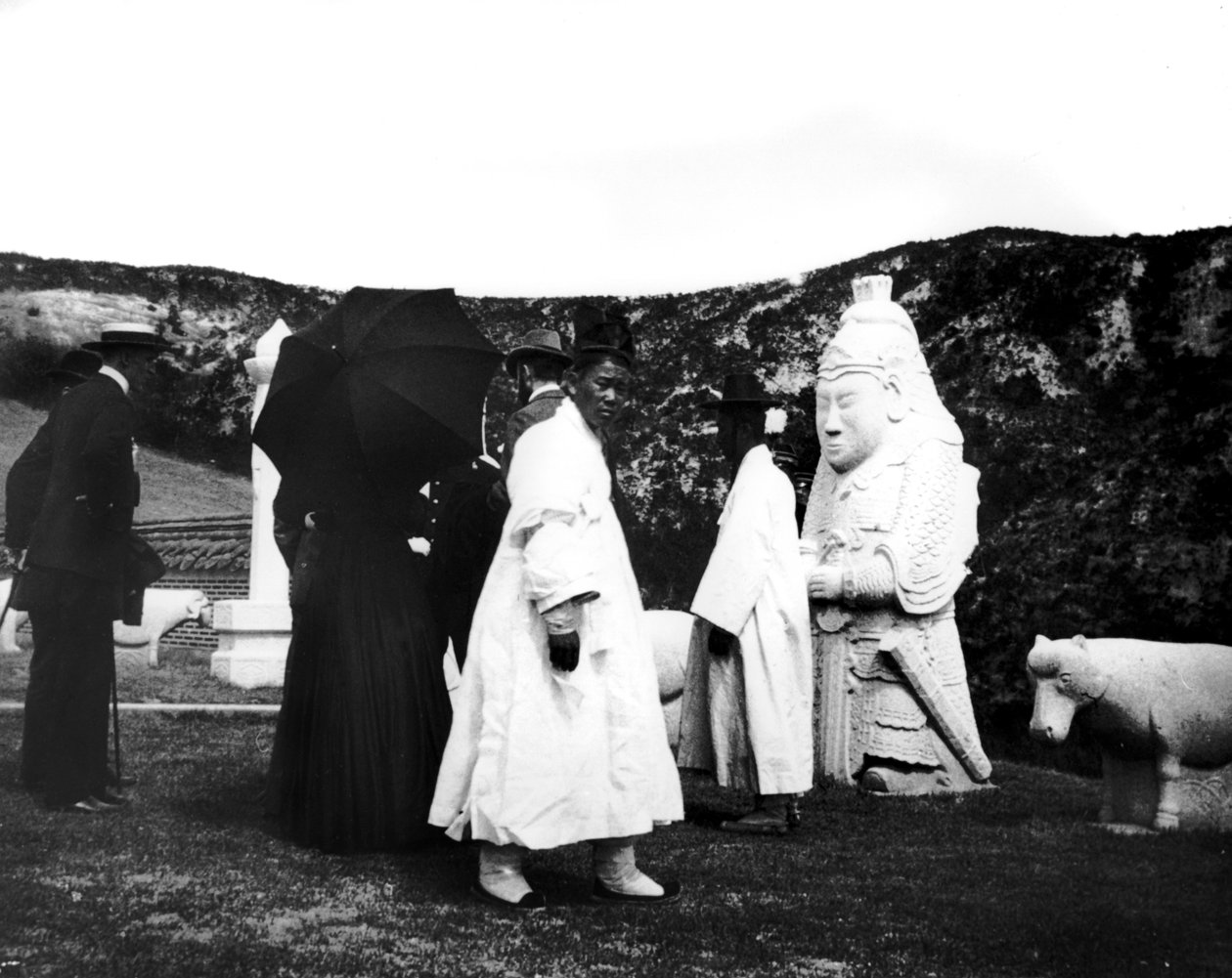 A japán császár meglátogat egy sírt, Korea, 1900 alkotó: Unbekannt