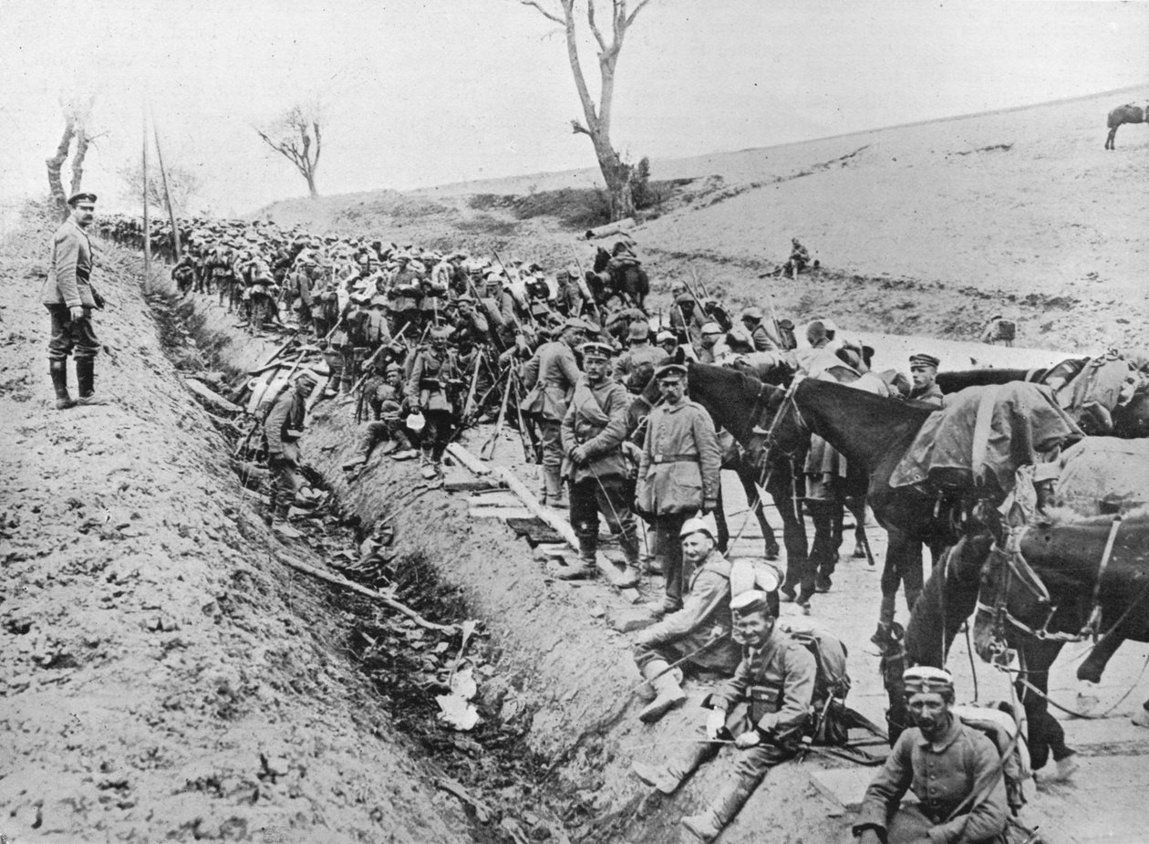 A németek előrenyomulása Galícián keresztül: csapatok bivakja az út mellett, 1915 alkotó: Unbekannt