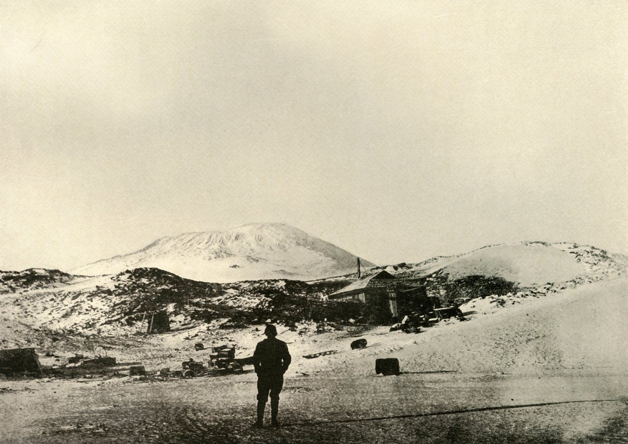 A kunyhó, háttérben az Erebus-hegytel, 1908, 1909 őszén. alkotó: Unbekannt