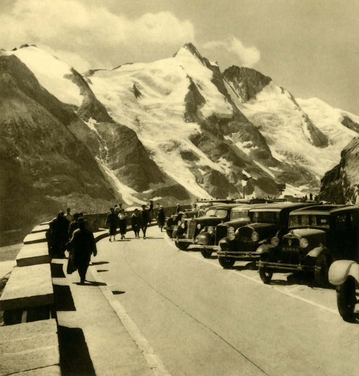 A Kaiser-Franz-Josefs-Höhe kilátó a Grossglockner alpesi úton, Ausztria, 1935. alkotó: Unbekannt