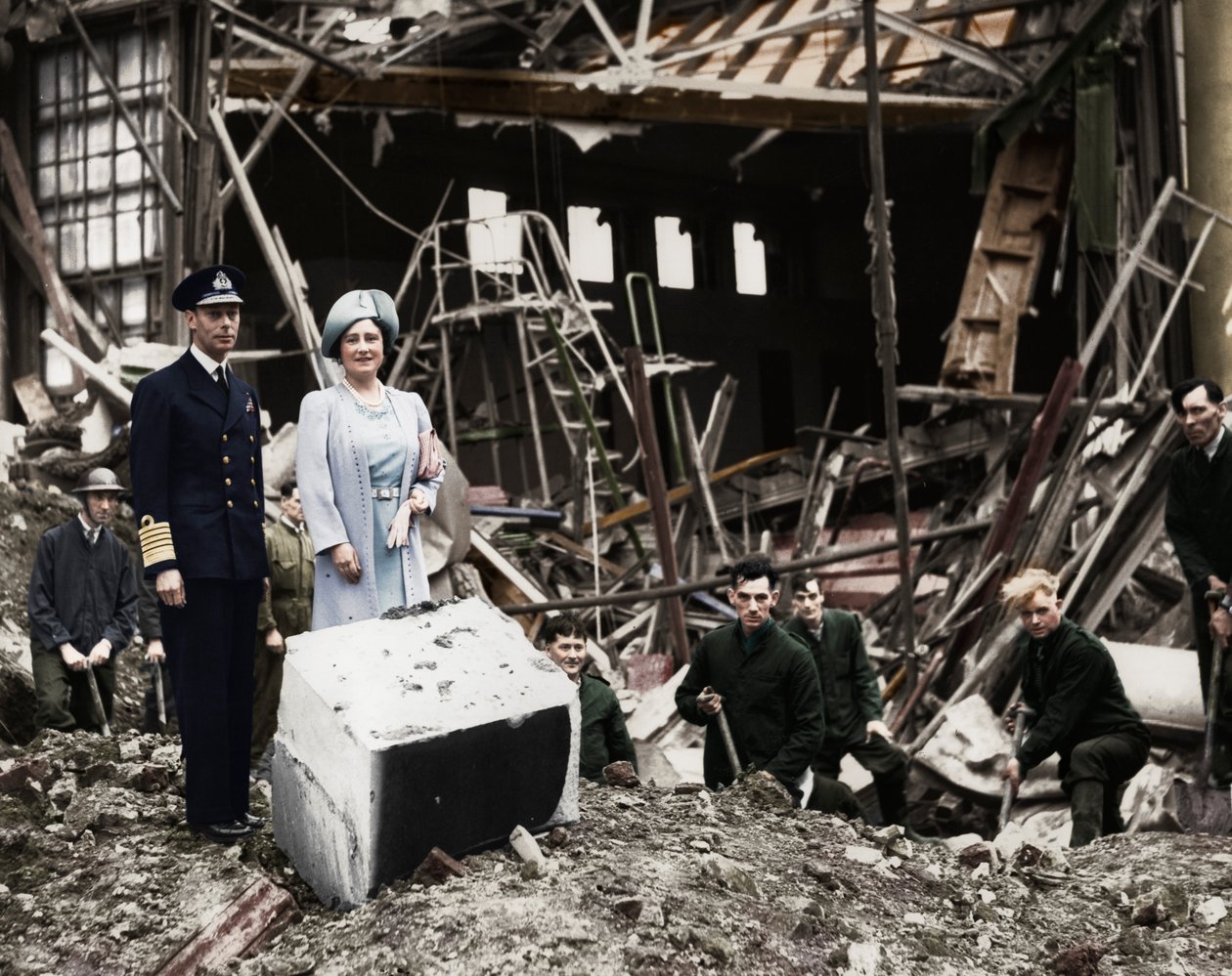 A király és királynő felméri a bombakárokat, Buckingham-palota, London, II. világháború, 1940 alkotó: Unbekannt