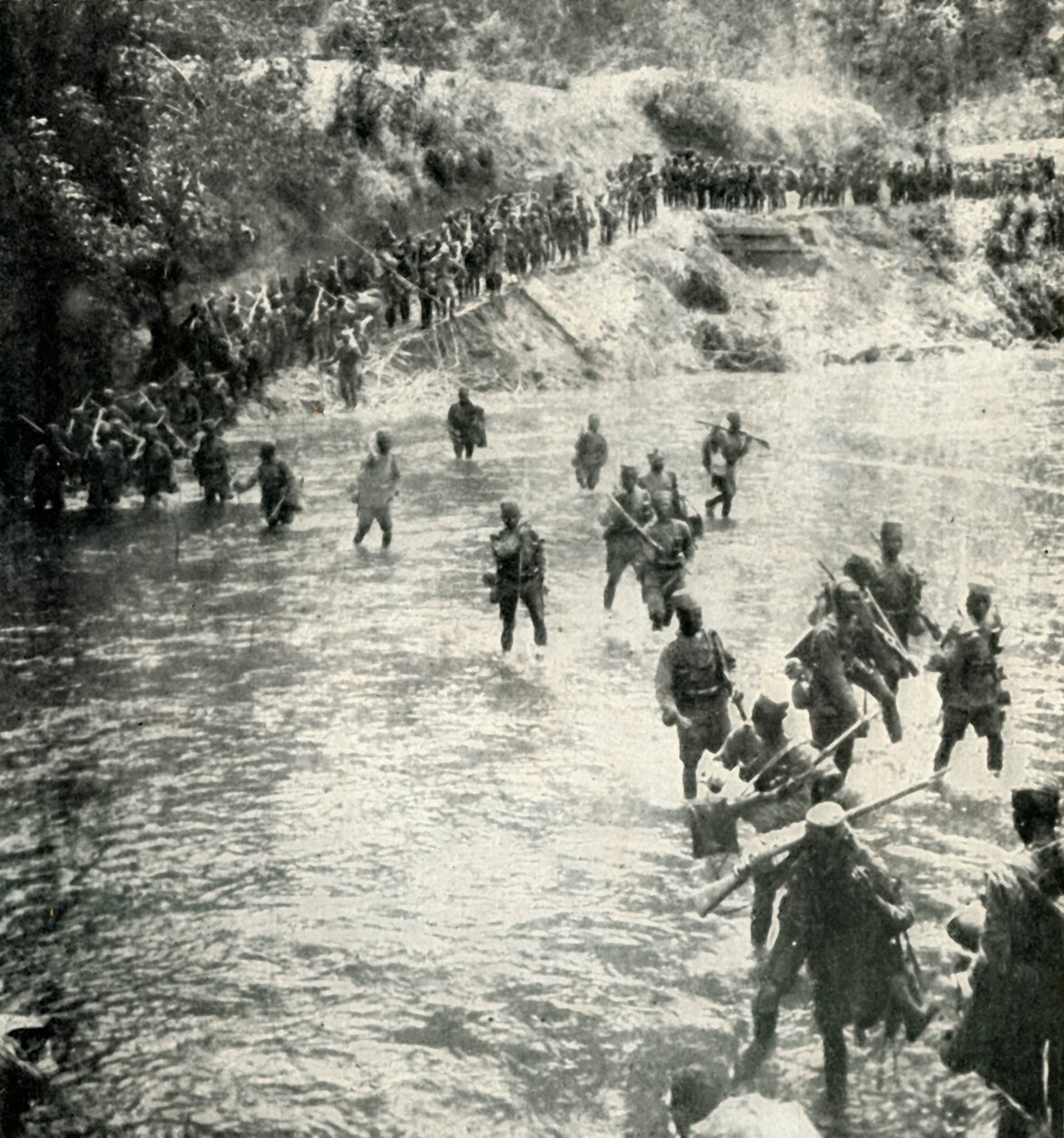 The Kings African Rifles Crossing the Ruwu River, Német Kelet-Afrika, 1919. alkotó: Unbekannt
