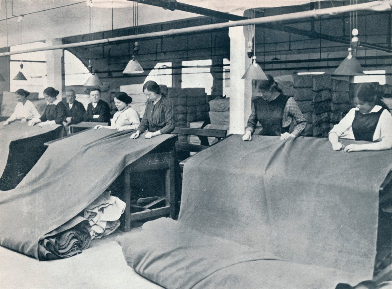 A khaki készítése: a kész ruha vizsgálata, 1914. alkotó: Unbekannt