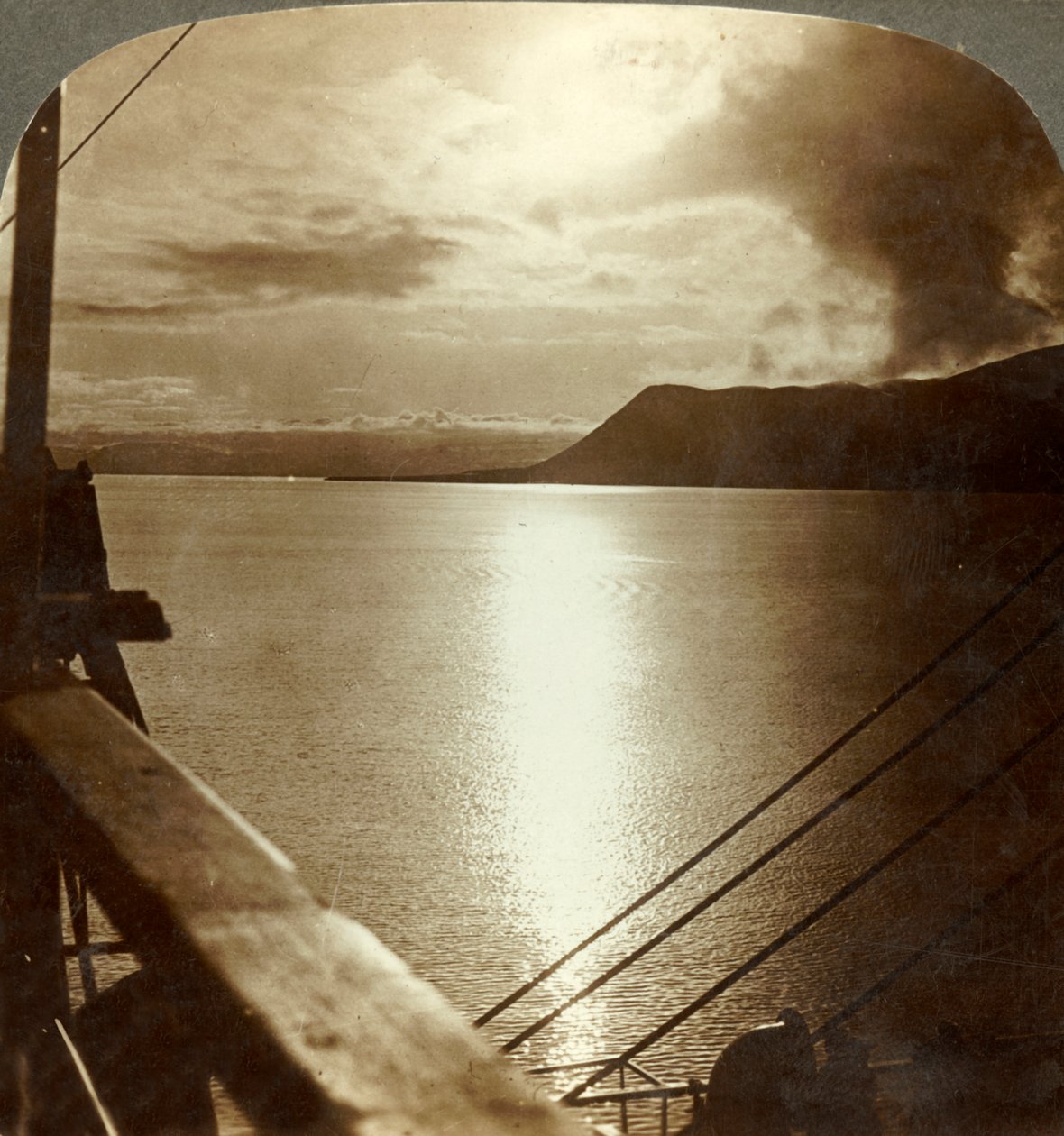 Az éjféli nap júliusban a Spitzbergák sziklái és a Jeges-tenger felett, 1905. alkotó: Unbekannt