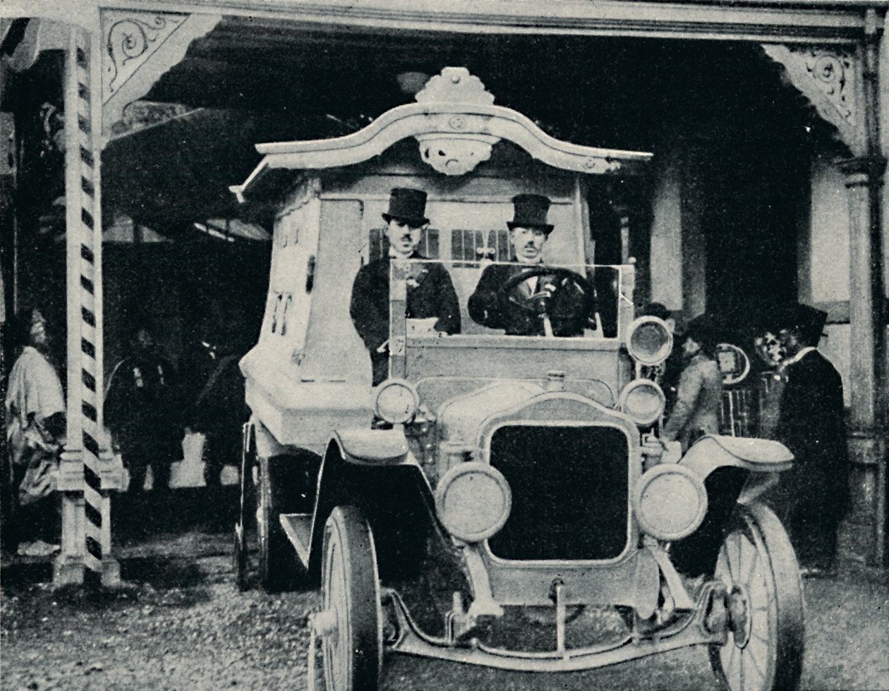 A motoros halottszállító keleti ruhában, 1935 alkotó: Unbekannt