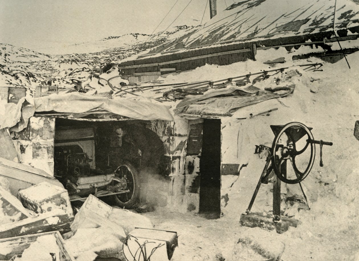 Az autó a garázsban, és a kukoricadaráló a jobb oldalon, c1908, 1909. alkotó: Unbekannt