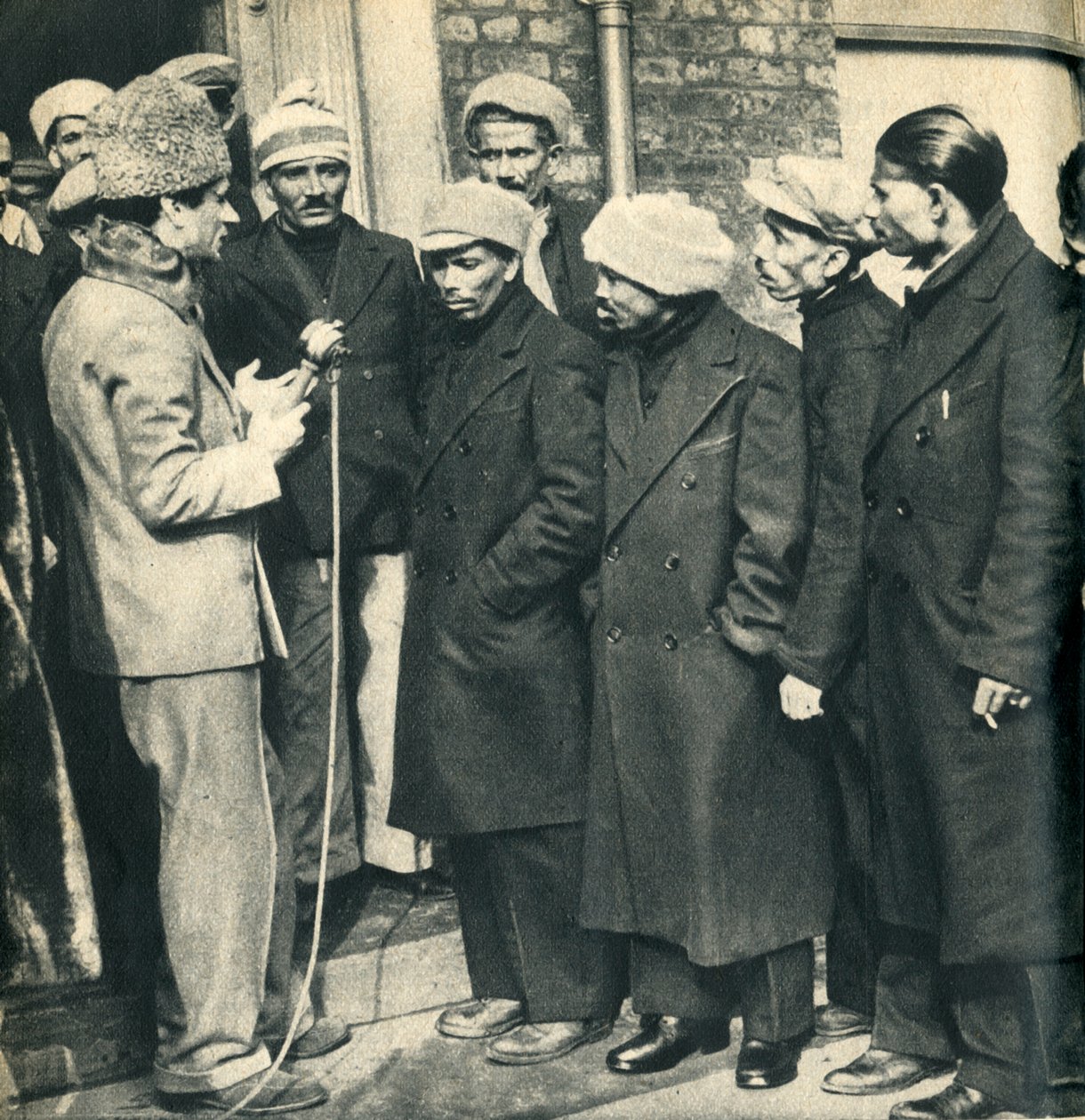 A haditengerészet itt van. A kozákok brit tengerészeket mentettek ki az Altmarkból, 1942 alkotó: Unbekannt