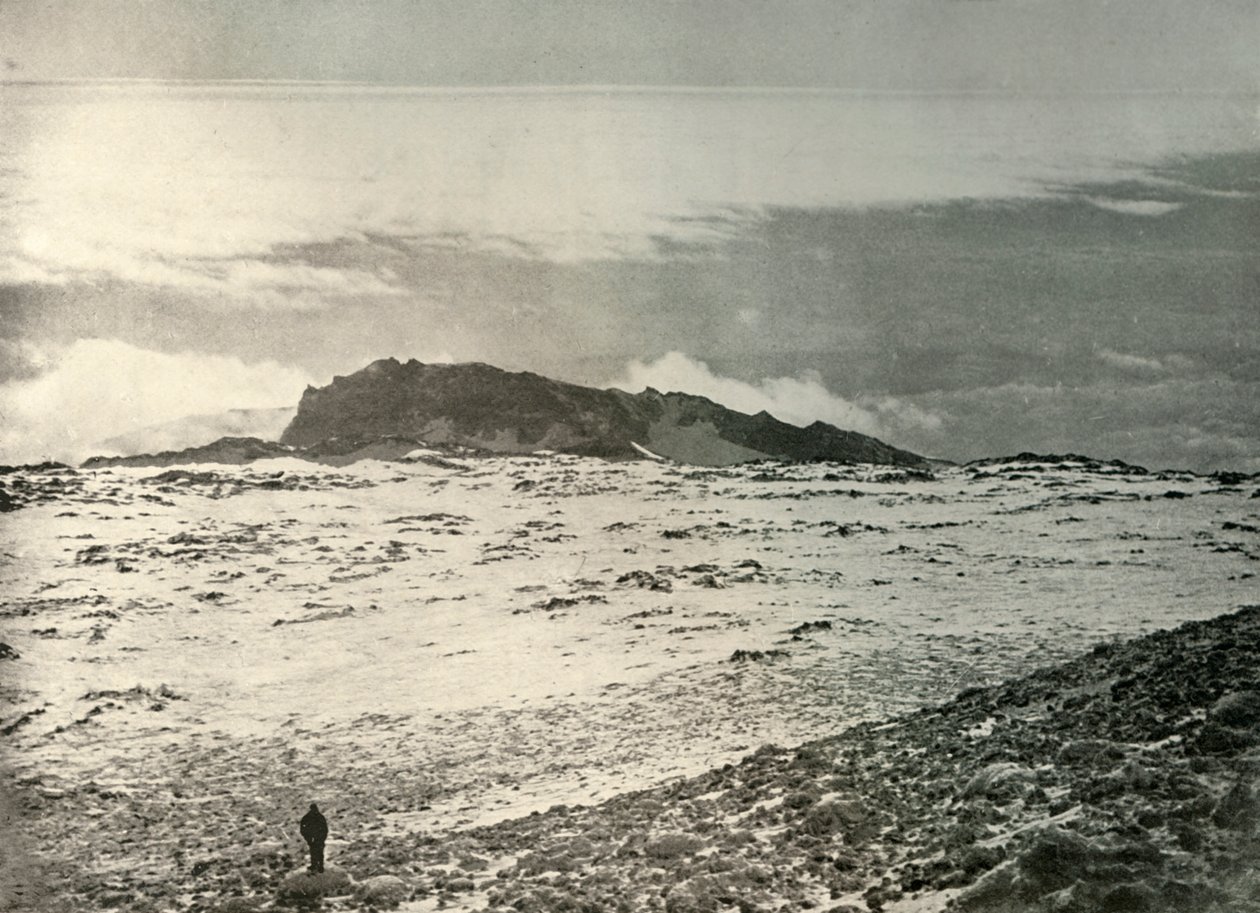 Erebus régi krátere, háttérben egy régebbi kráter, c1908, 1909 alkotó: Unbekannt