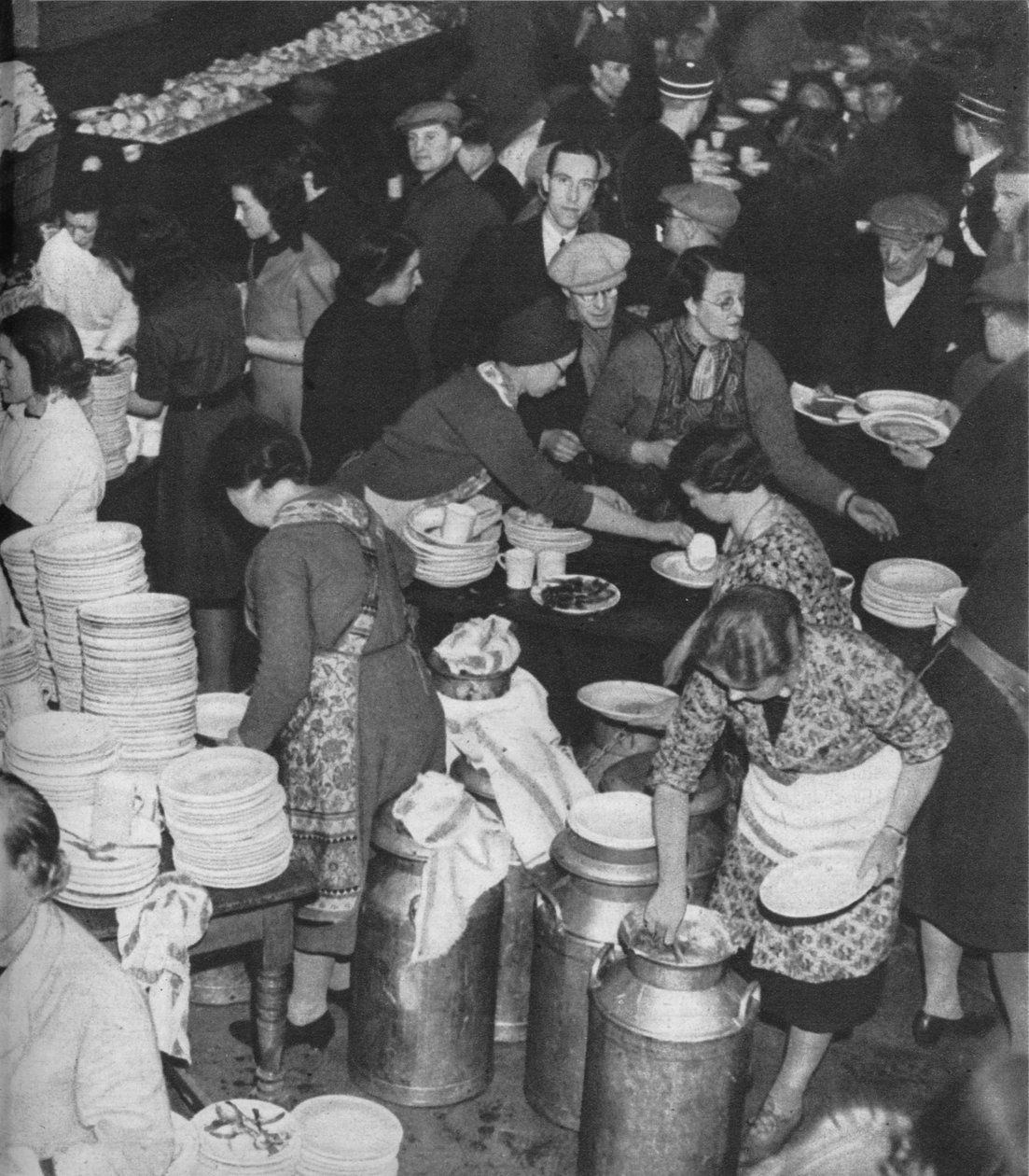 Az emberek gyűlése, hogy a népnek szüksége van: Clydeside táplálja hajléktalanjait, 1941 1942 alkotó: Unbekannt