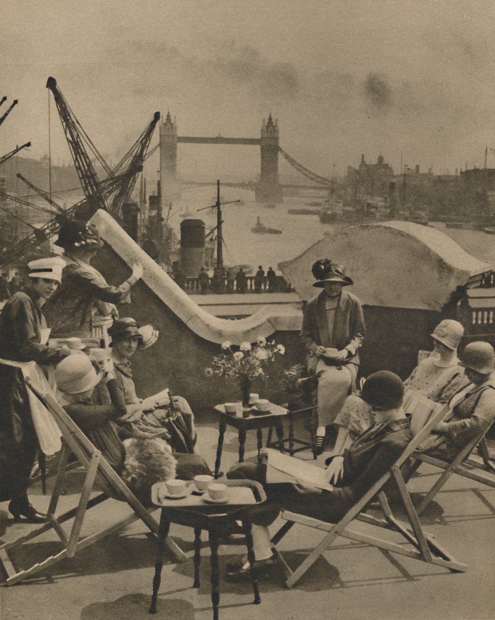 A medence a Langbourne Club for City Women tetőkertjéből, 1920-as évek, 1935. alkotó: Unbekannt