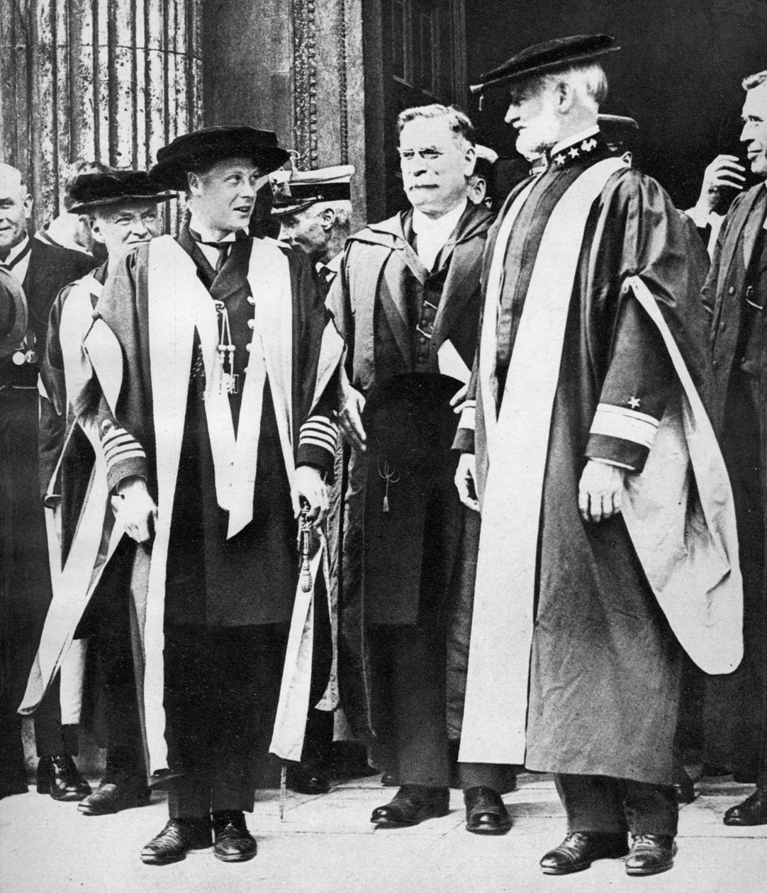 A walesi herceg és William Sims admirális, Cambridge, 1921 alkotó: Unbekannt