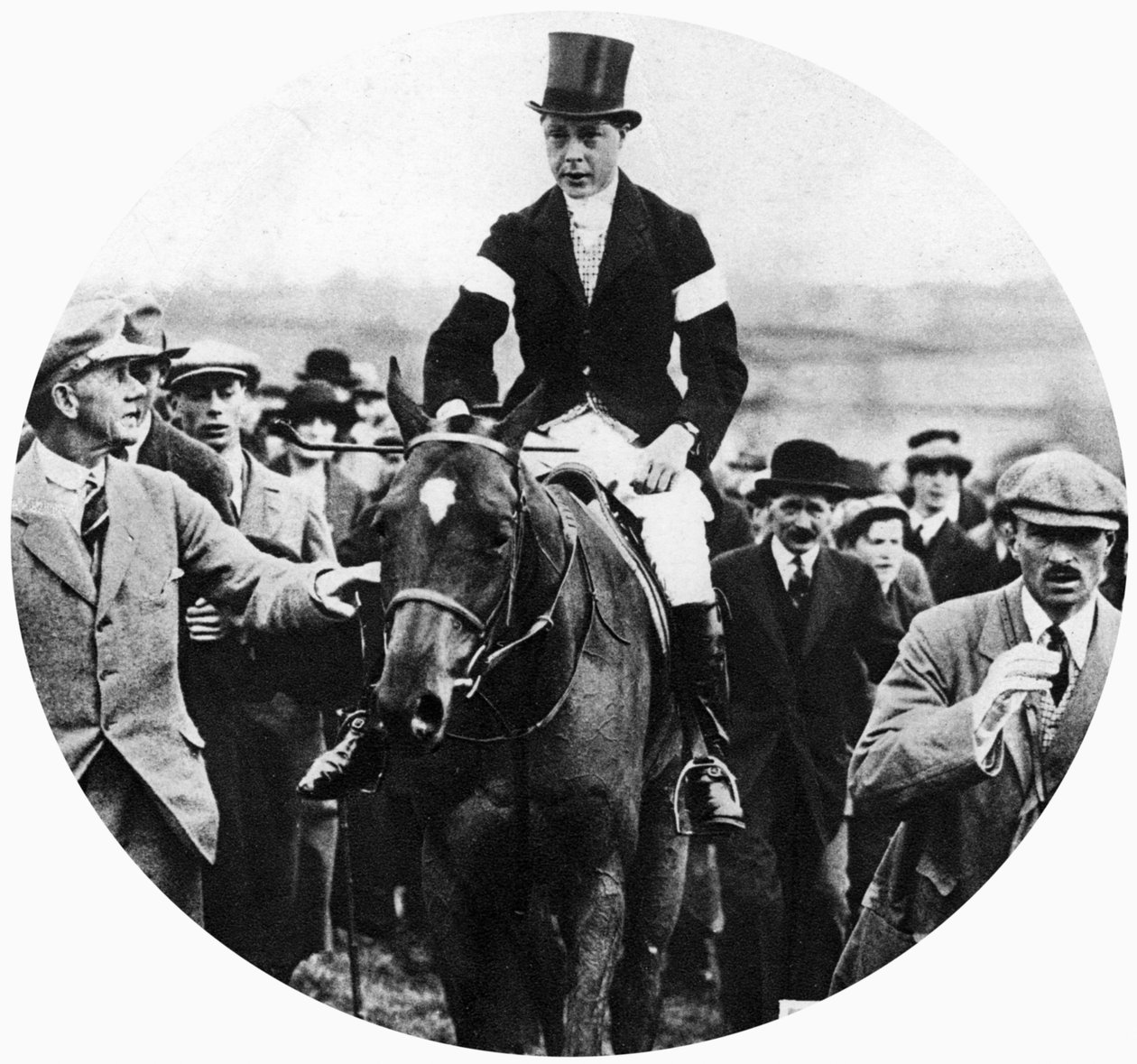 A walesi herceg a Grafton Hunt Races-en kisállatkutyán, 1930-as évek alkotó: Unbekannt