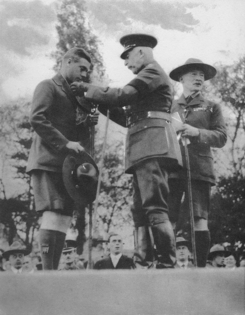 A walesi herceget Connaught hercege az Ezüst Farkassal ruházza fel, 1922-1936. alkotó: Unbekannt