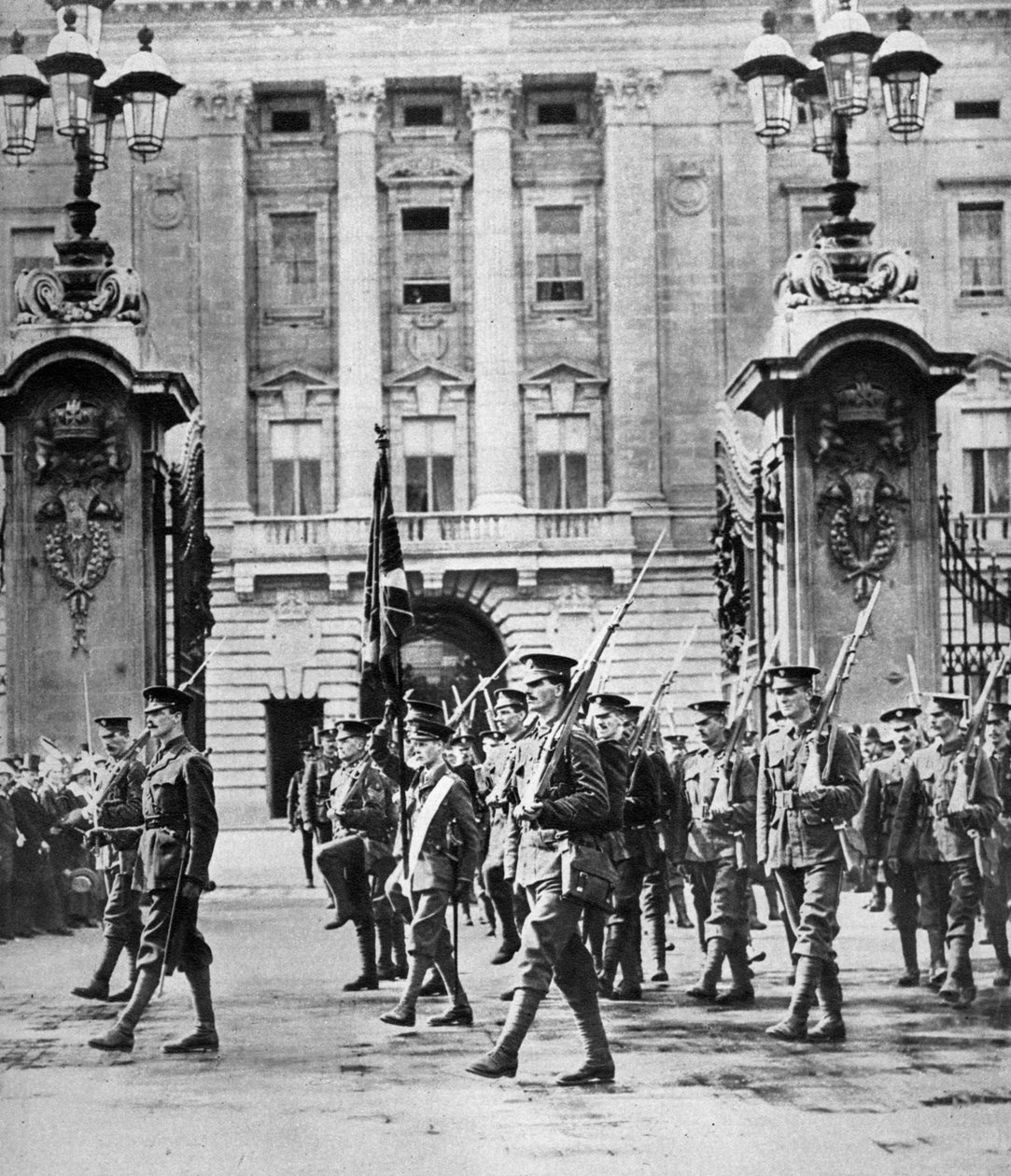 A walesi herceg a londoni gránátosőrségnél szolgálatba állt, 1914 augusztusában alkotó: Unbekannt