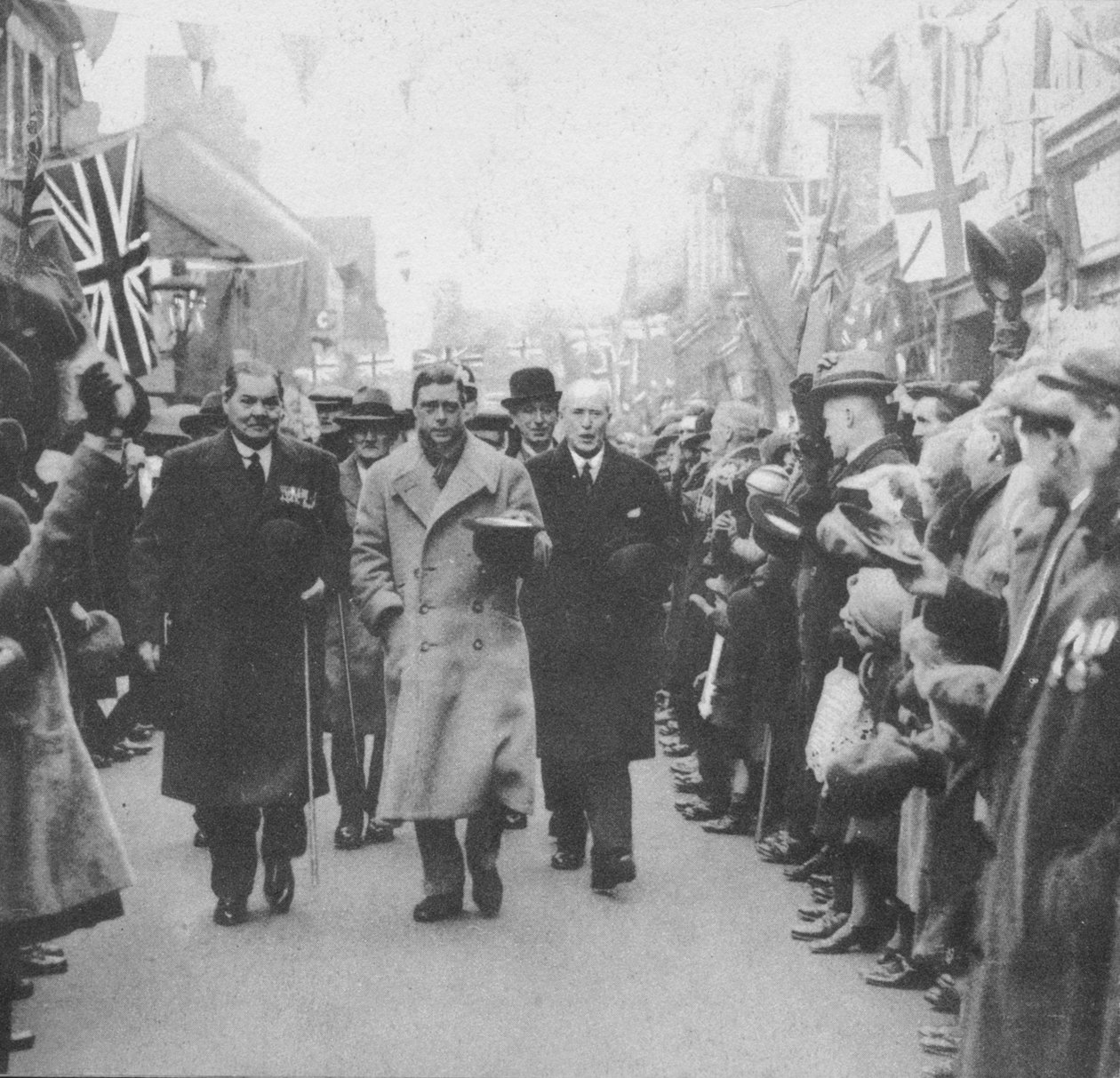 A walesi herceget a Glamorgan állambeli Porth lakossága köszöntötte walesi látogatása során, 1932-1936 alkotó: Unbekannt