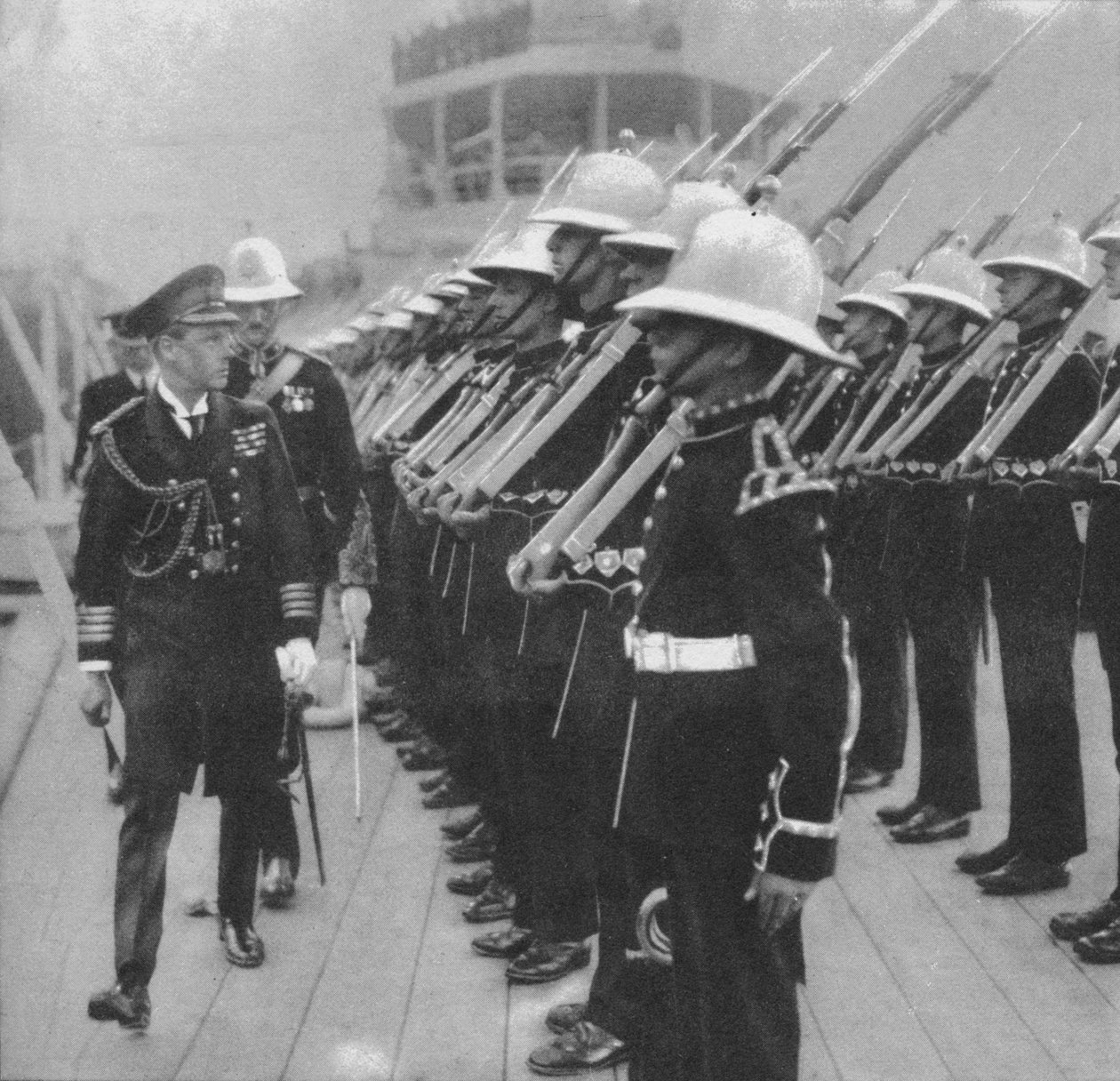 A walesi herceg tengerészgyalogságokat vizsgál Portsmouthban, Hampshire, 1921, 1936 alkotó: Unbekannt