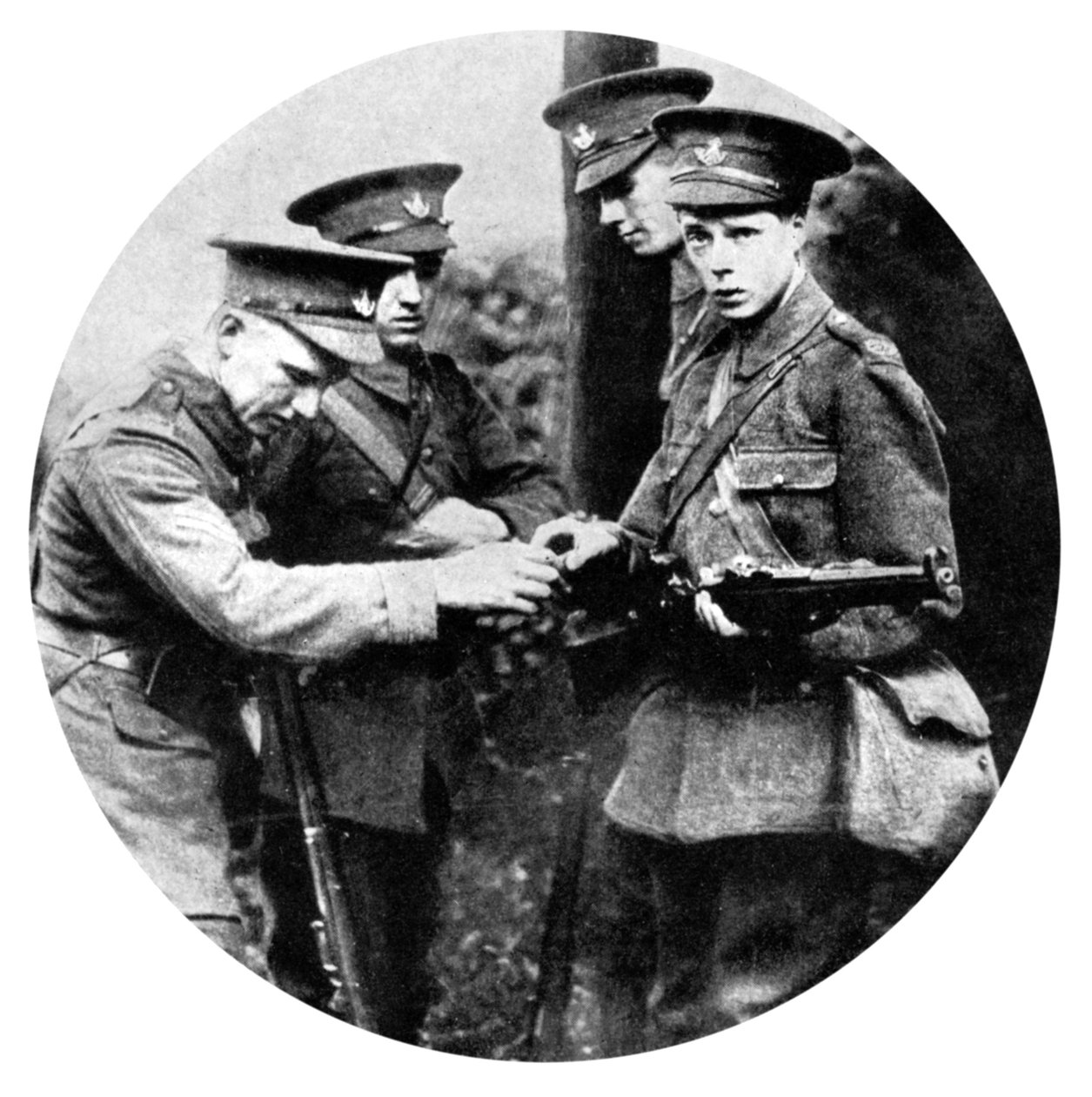 A walesi herceg puskát tölt a gránátosoknál, első világháború, 1914 alkotó: Unbekannt