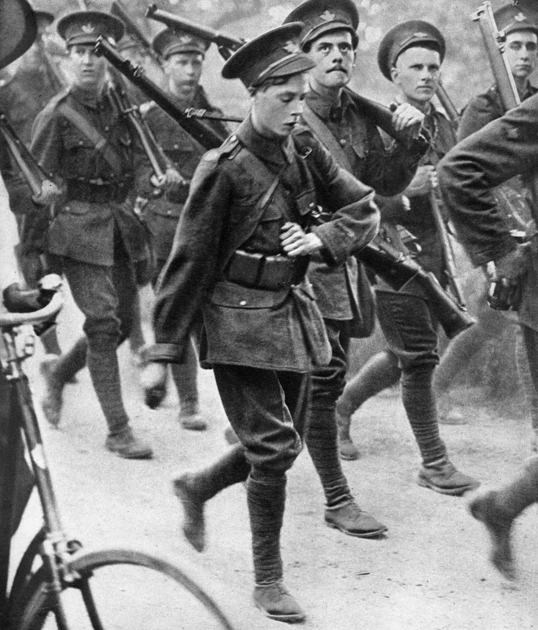 A walesi herceg menetel az Oxfordi Egyetem Tisztiképző Hadtestével, 1910 alkotó: Unbekannt
