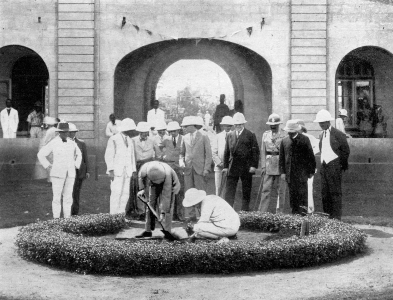 A walesi herceg fát ültet a ghánai Kumasi Church College-ban, 1926 alkotó: Unbekannt