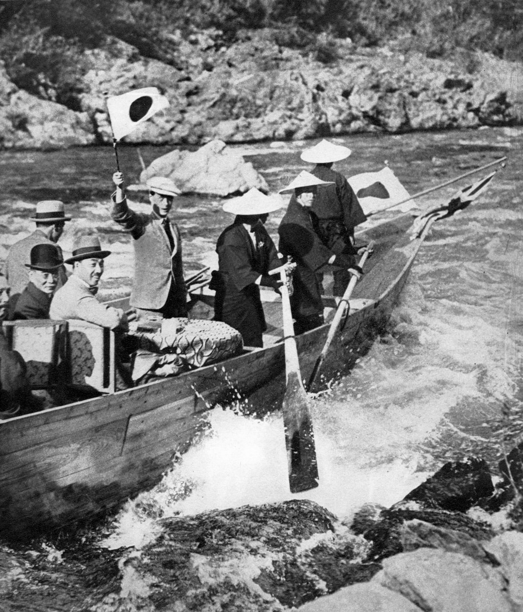 A walesi herceg 1922-ben lövi a zuhatagot Kiotóban, Japánban alkotó: Unbekannt