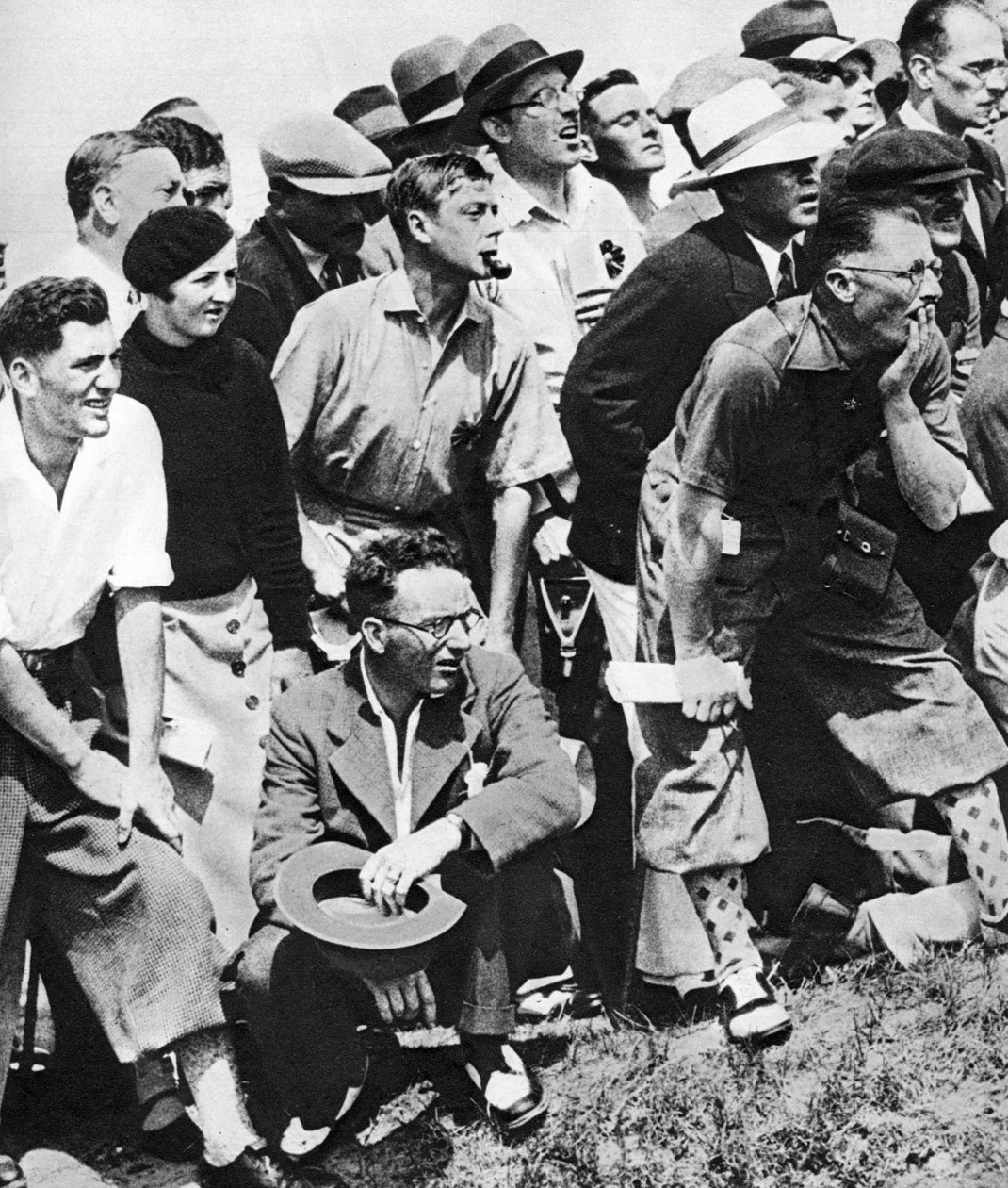 A walesi herceg pipázik az Open Golf Championshipen, St Andrews-ban, az 1930-as években alkotó: Unbekannt