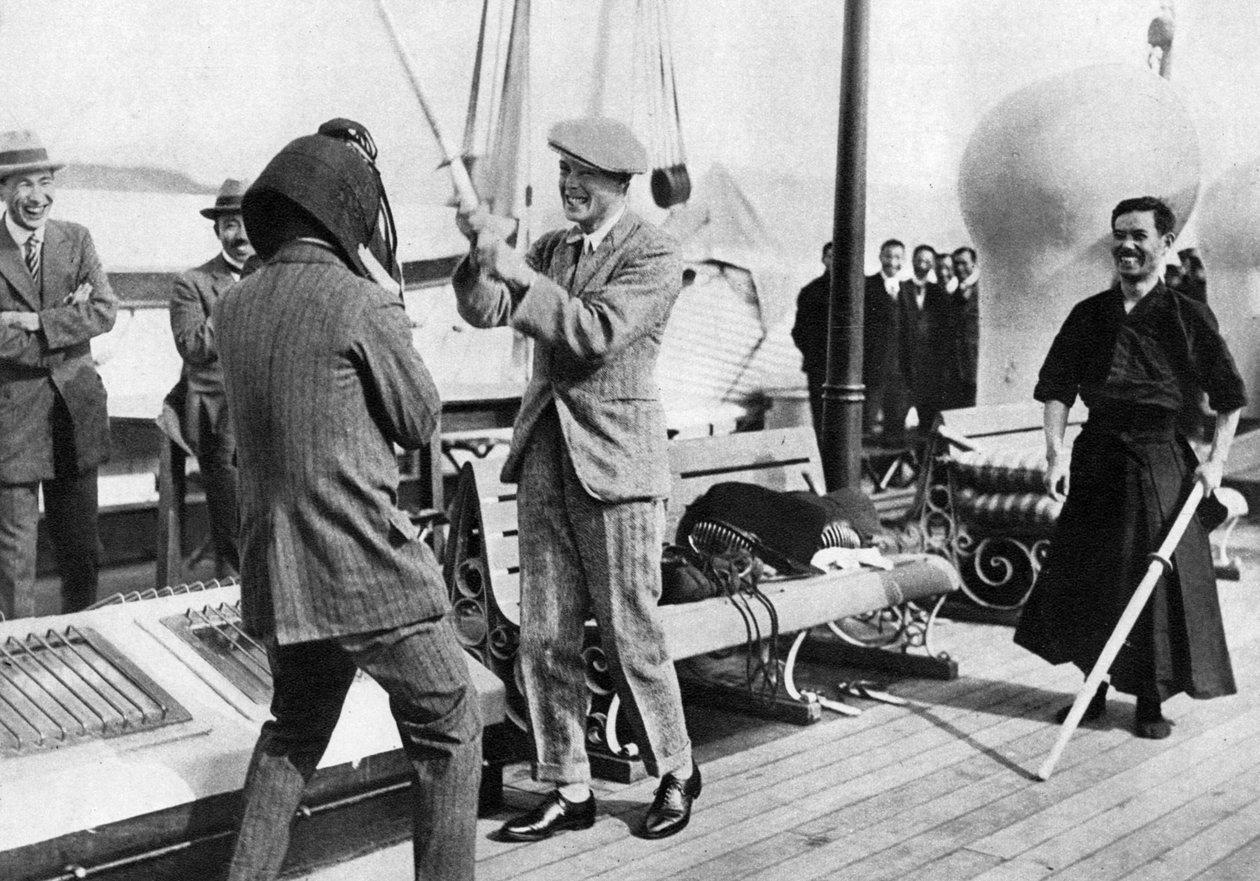 A walesi herceg egy japán vívósisakot tesztel, Japán, 1922 alkotó: Unbekannt