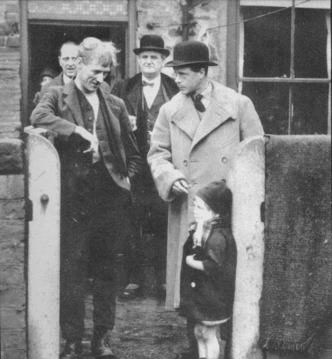 A walesi herceg meglátogat egy bányászházat Északkelet-Angliában, 1929 1936 alkotó: Unbekannt