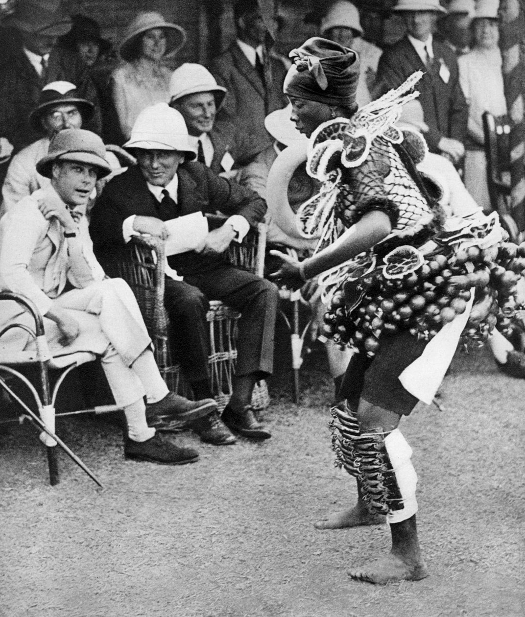 A walesi herceg hagyományos táncot néz, Freetown, Sierra Leone, 1925 alkotó: Unbekannt