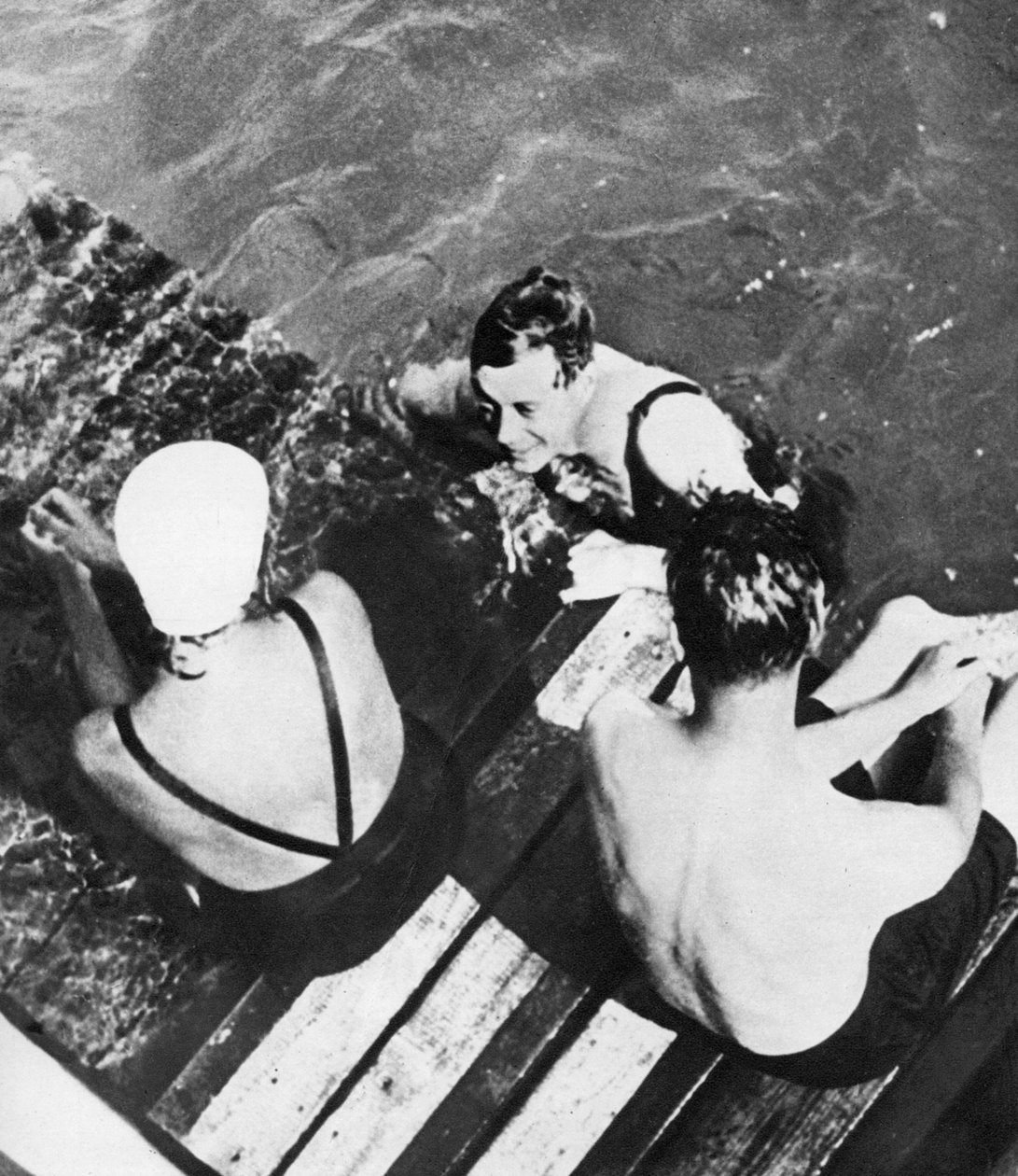 A walesi herceg barátaival egy tutajon, a Riviéra, 1930-as évek alkotó: Unbekannt