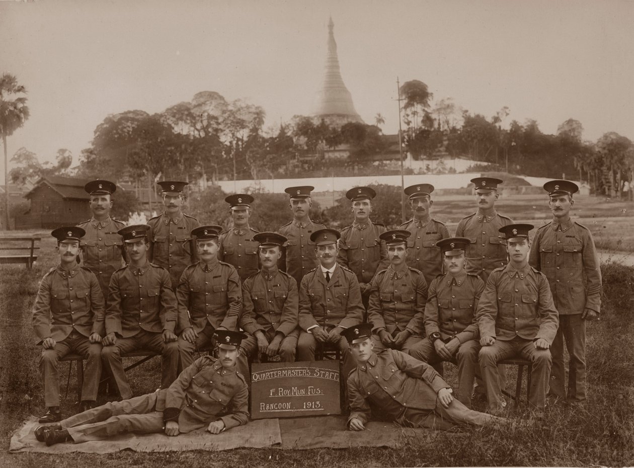 The Quartermasters Staff of the 1st Royal Munster Fusiliers, Rangoon, Burma, 1913 alkotó: Unbekannt