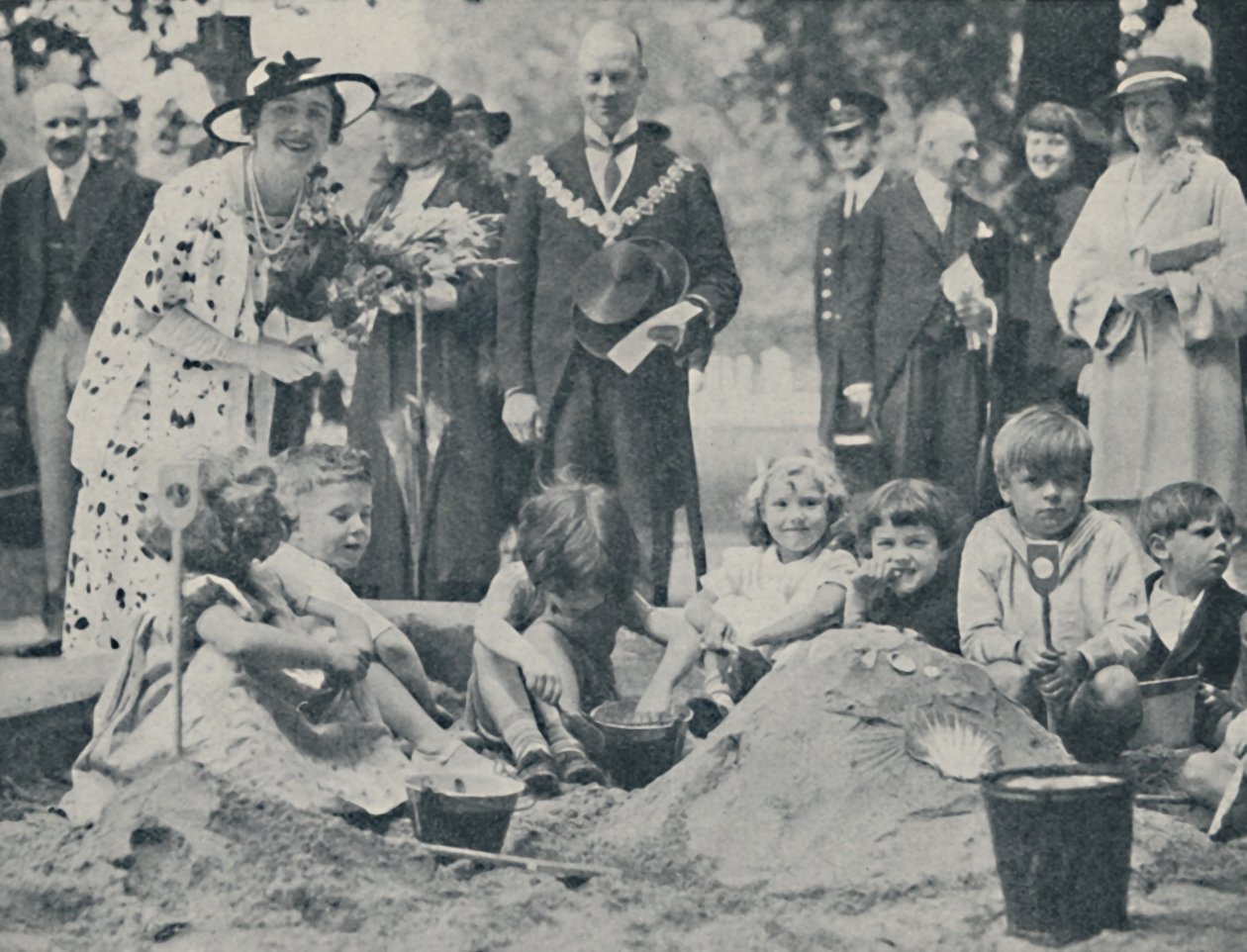 A királynő játszóteret nyit, 1936, 1937. alkotó: Unbekannt