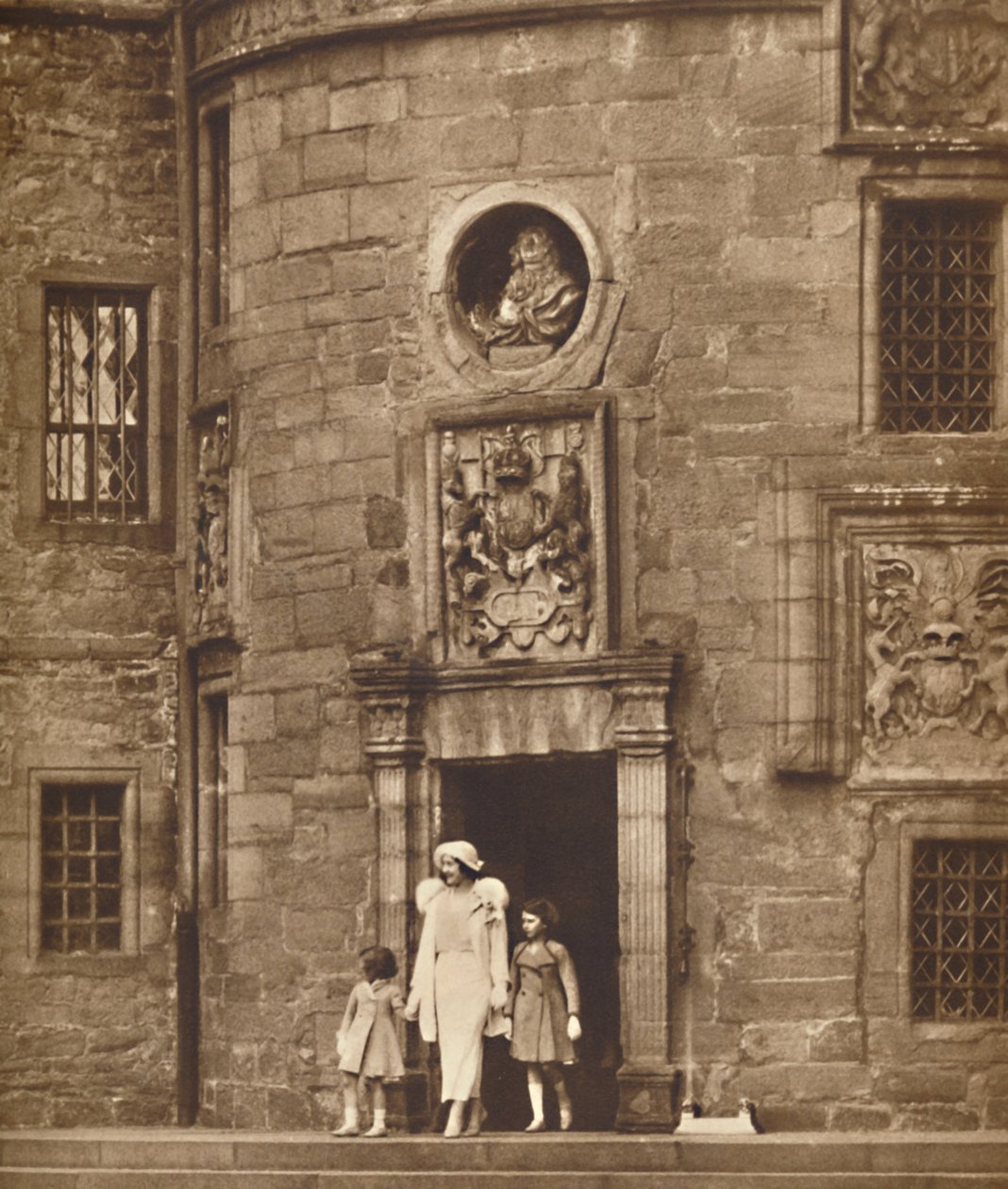 A királynő régi otthonában, Glamis kastélyban, 1936 1937 alkotó: Unbekannt