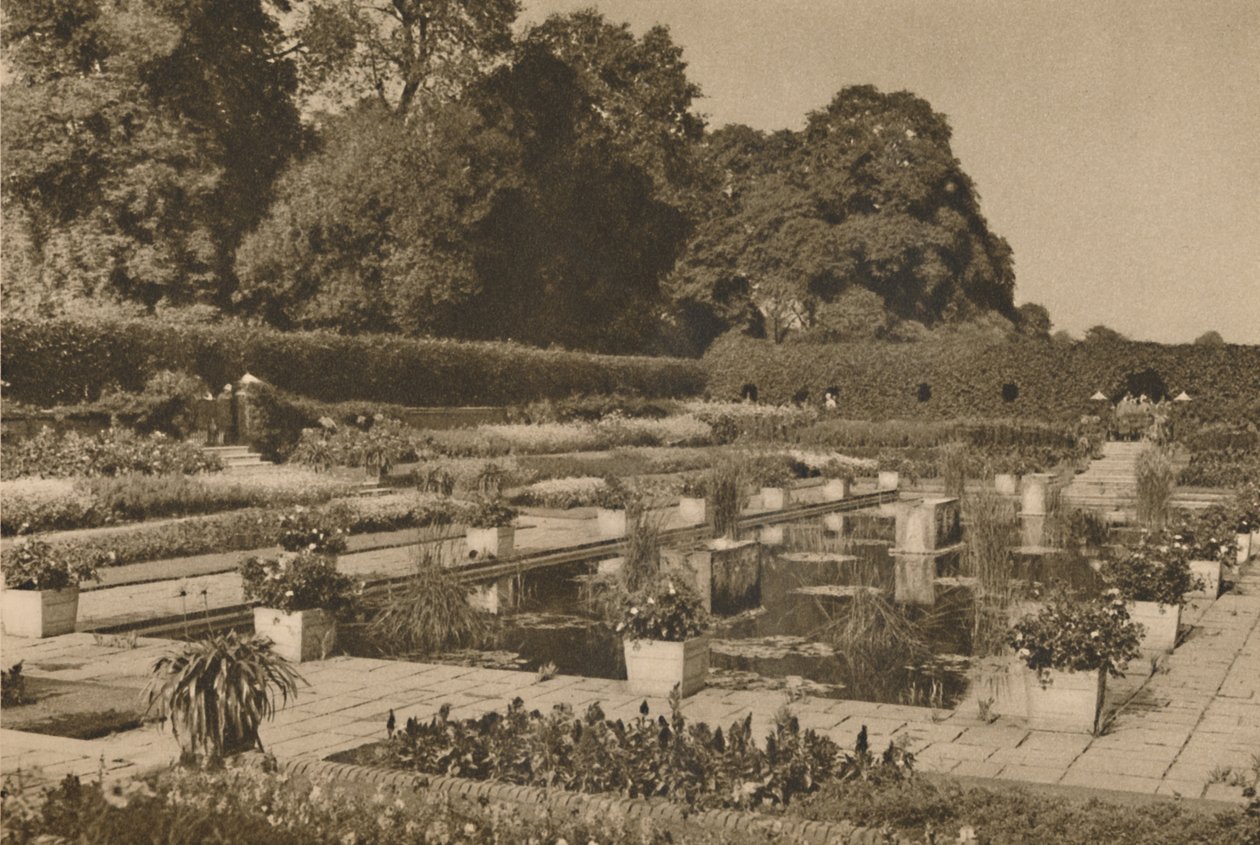 Zárt kapuk által őrzött holland kert csendje a Kensington-palotában, 1935. alkotó: Unbekannt