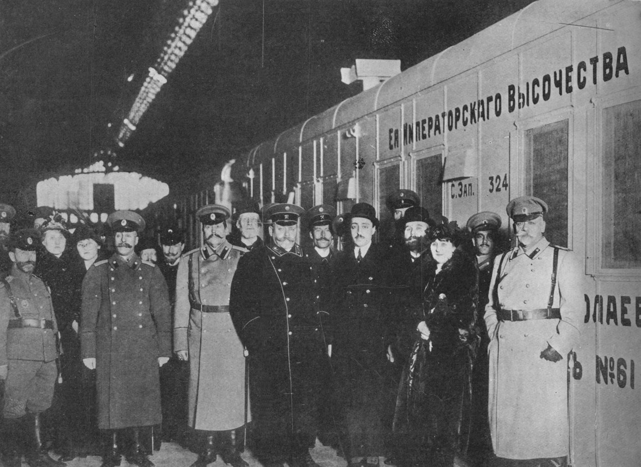 Az orosz hadügyminiszter a frontra induló Vöröskereszt vonatát vizsgálja, 1915 alkotó: Unbekannt