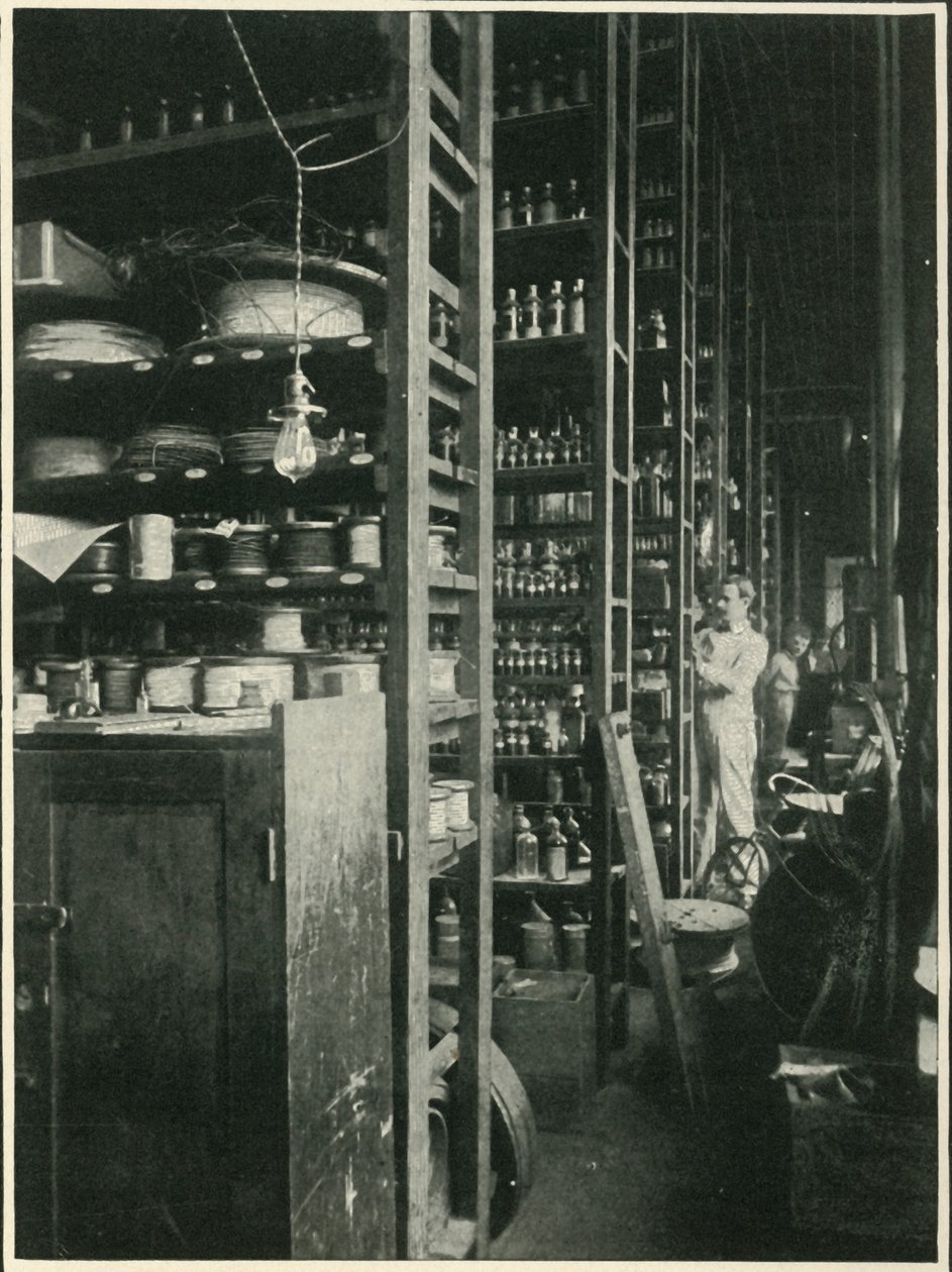 Az Edisons Laboratórium polcai minden ismert anyag mintájával, 1902. alkotó: Unbekannt