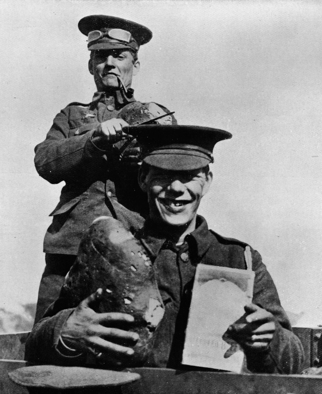 The Soldier and his Rations: Egy fénykép az egyik franciaországi brit táborban, 1914-ben alkotó: Unbekannt